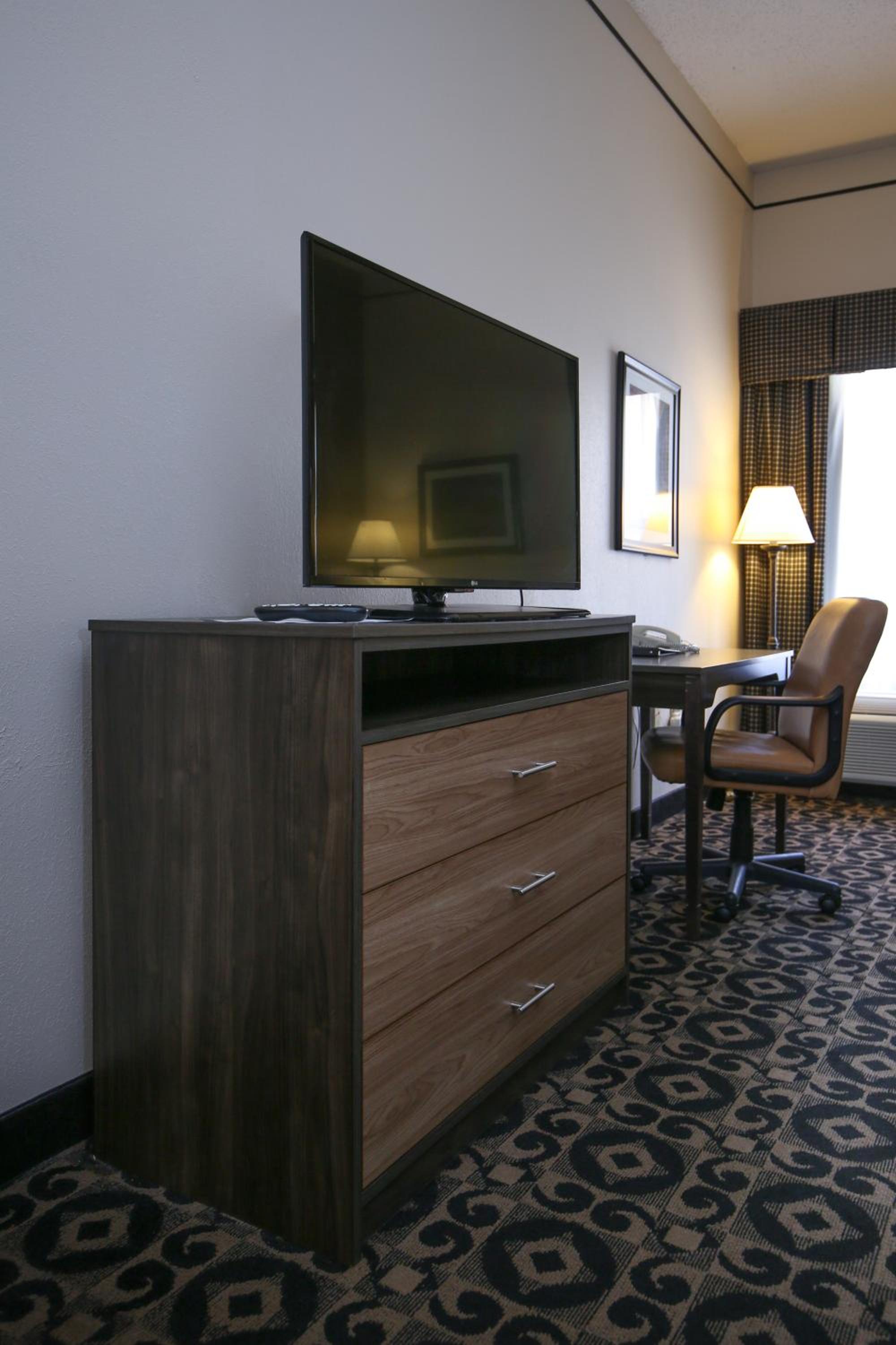 Standard Queen Room with Two Queen Beds - Photo 8