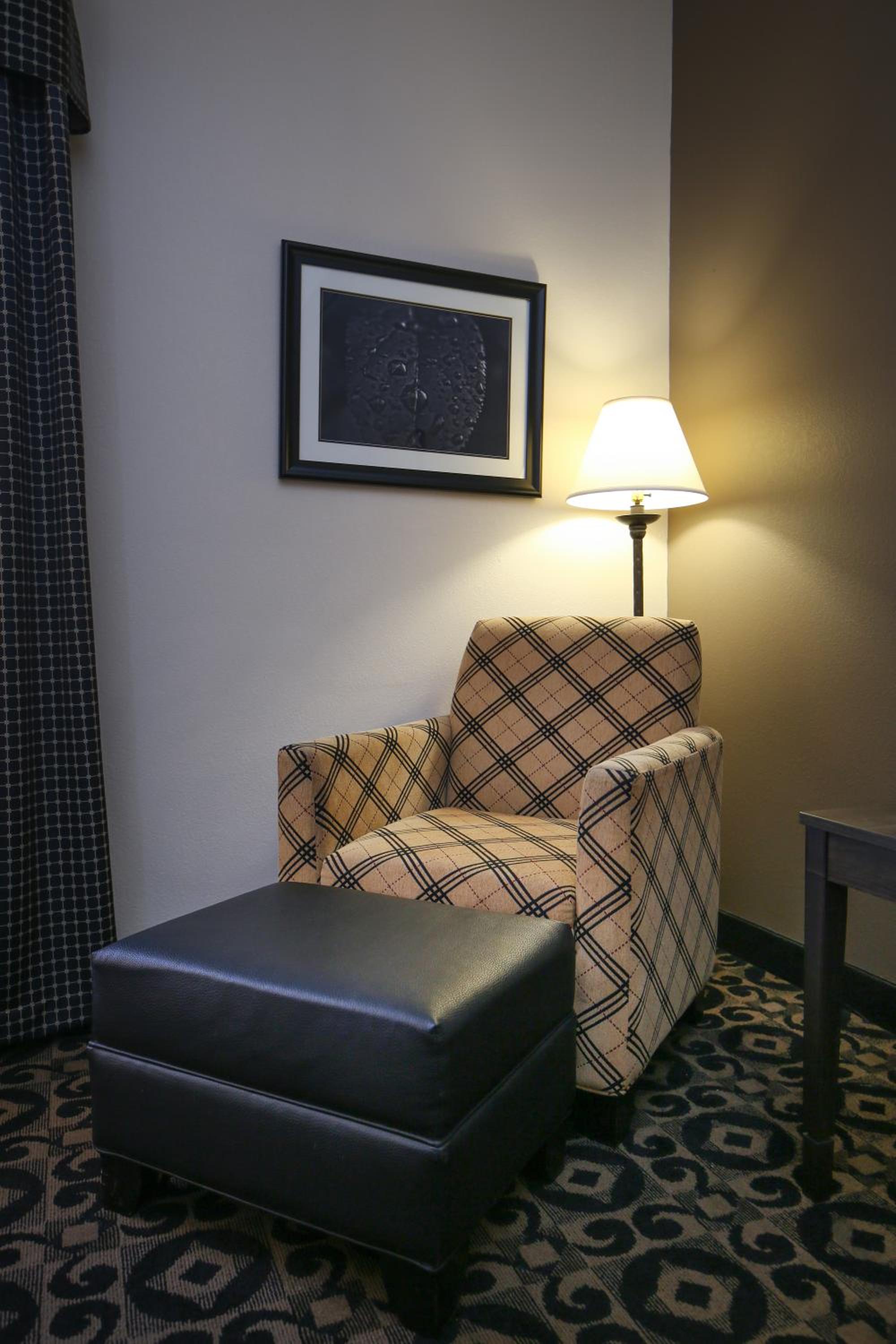 Standard Queen Room with Two Queen Beds - Photo 3