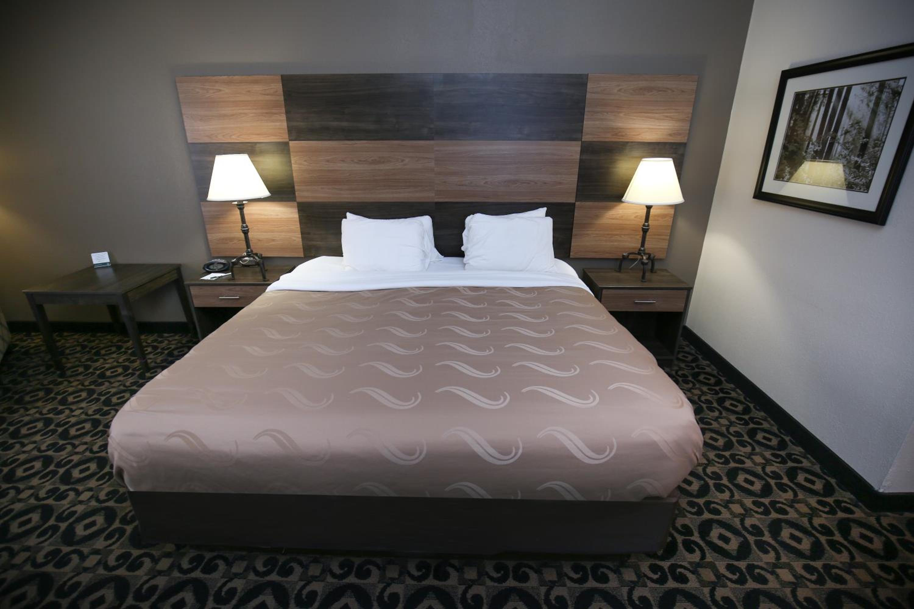 Standard King Room - Non-Smoking  - Photo 6
