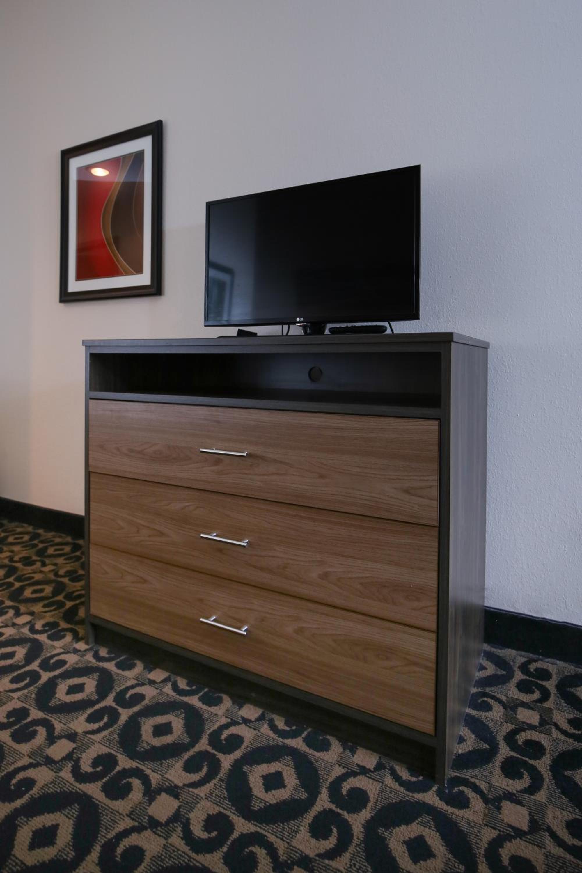 Standard Queen Room with Two Queen Beds - Photo 6
