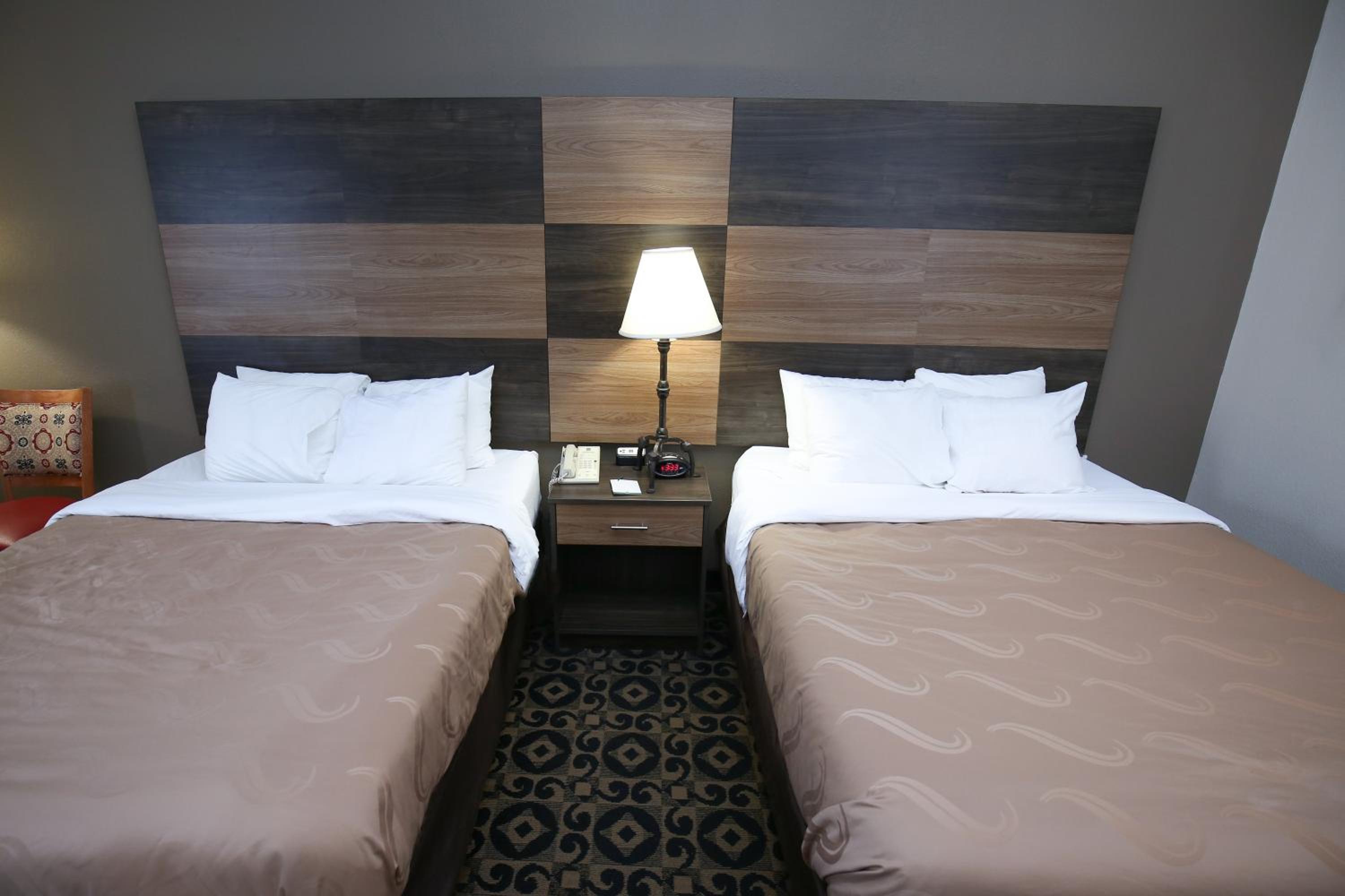 Standard Queen Room with Two Queen Beds - Photo 5
