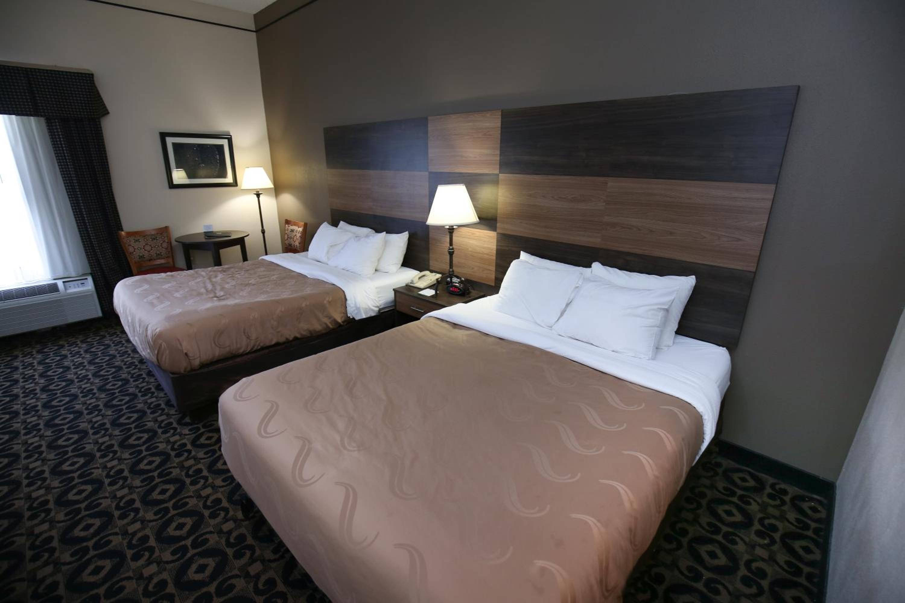 Standard Queen Room with Two Queen Beds - Photo 4