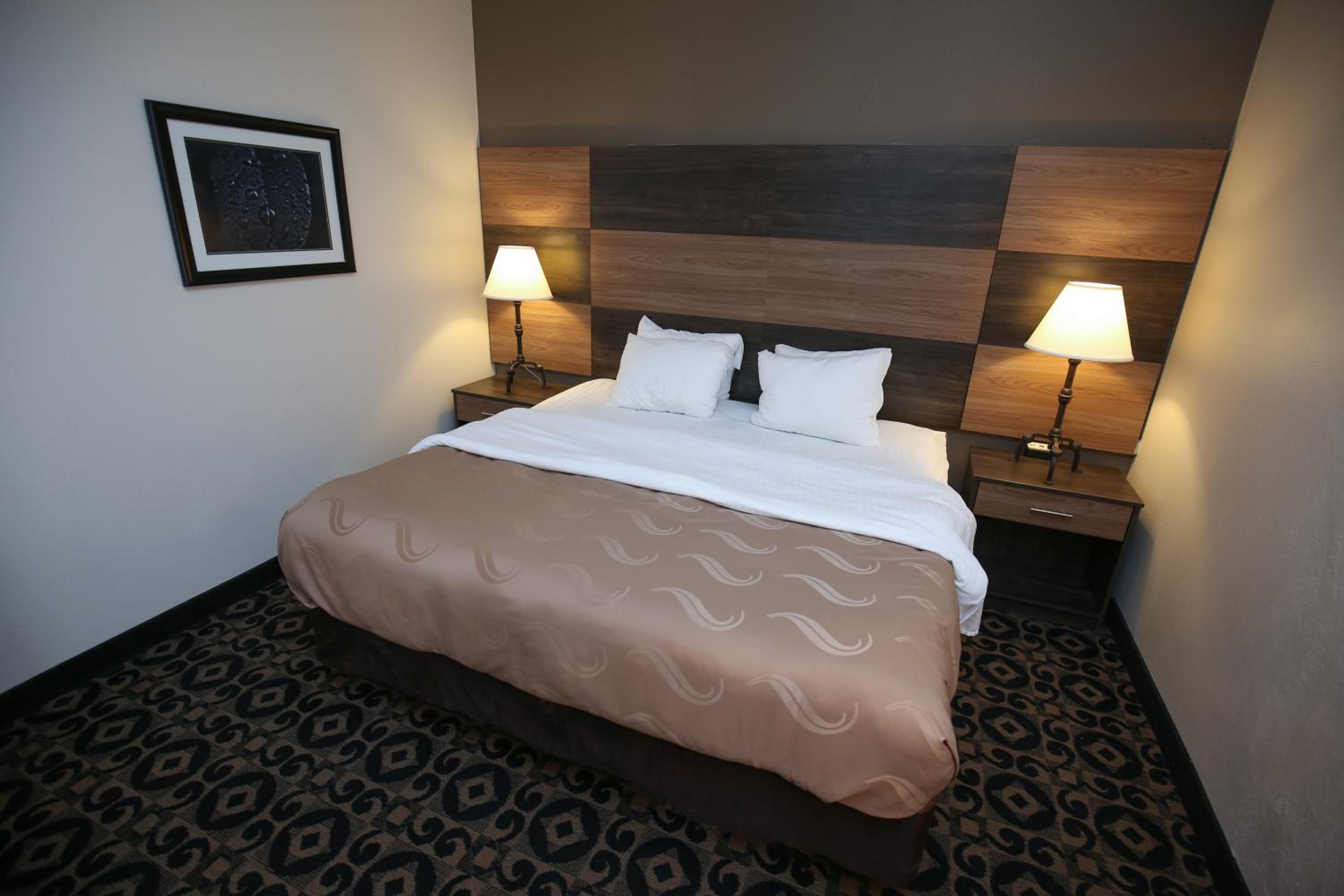 Standard King Room - Non-Smoking  - Photo 3
