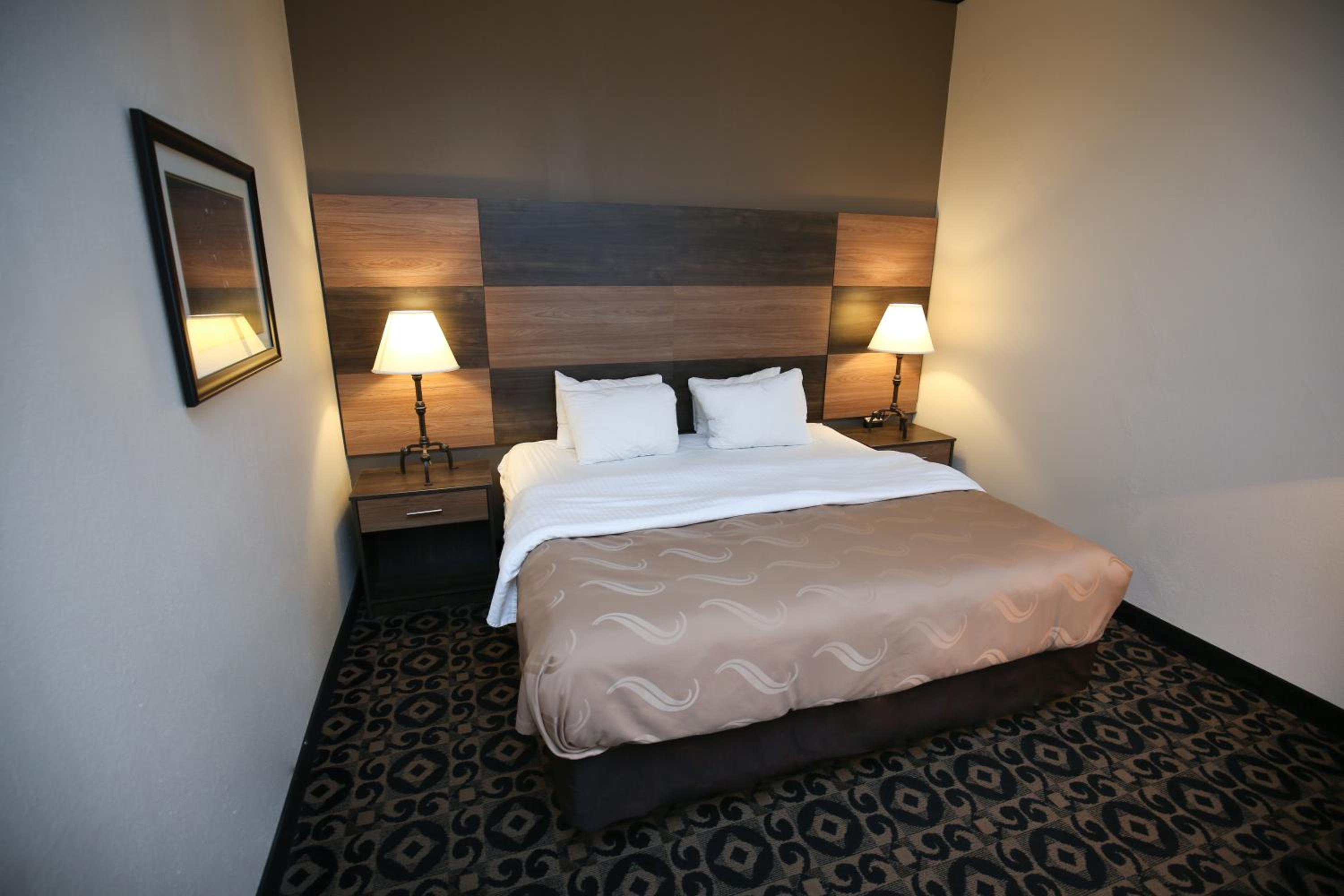 Standard King Room - Non-Smoking  - Photo 2