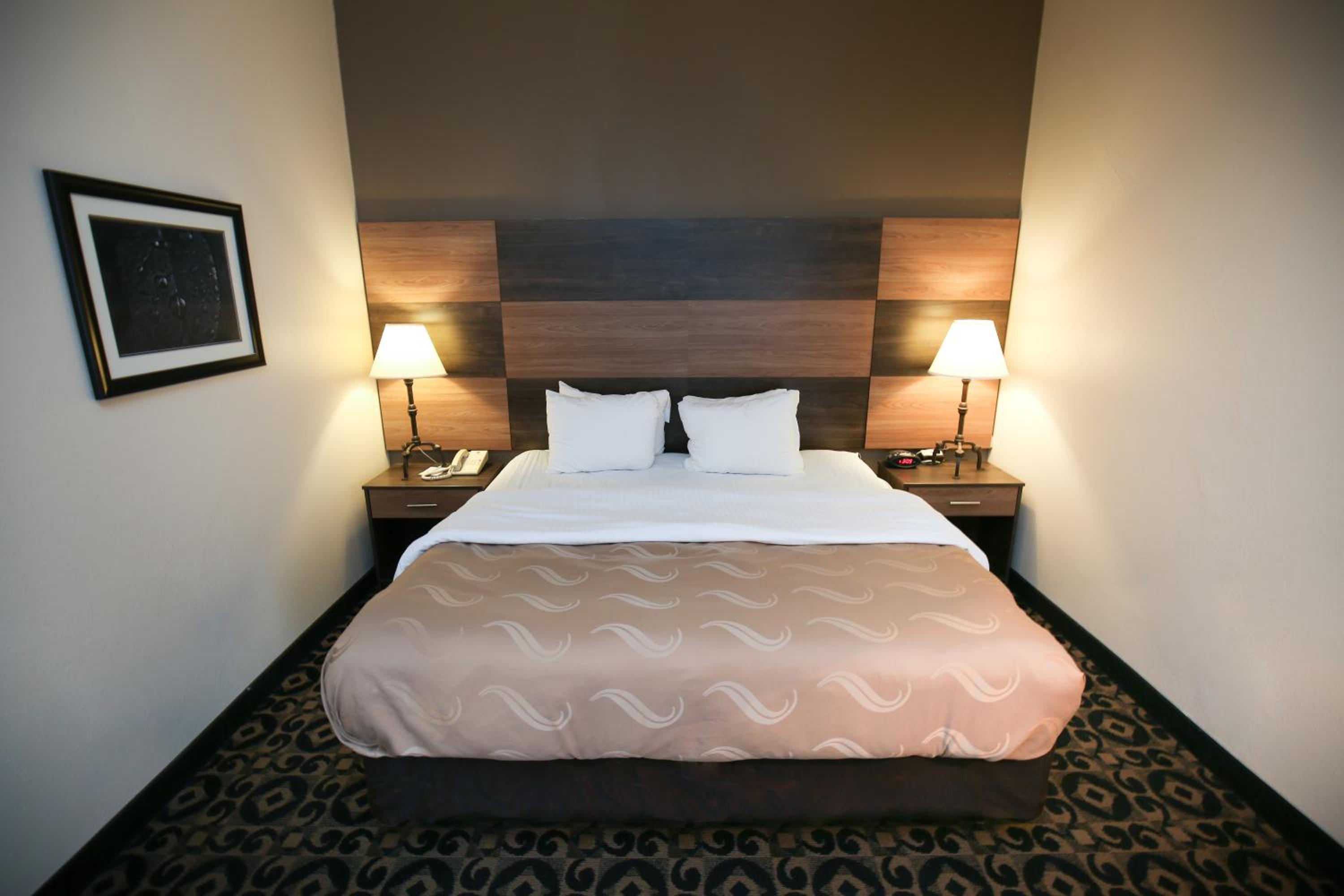 Standard King Room - Non-Smoking  - Photo 13