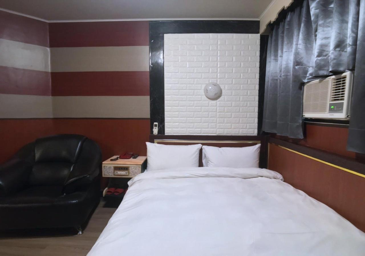 Economy Double Room - Photo 11