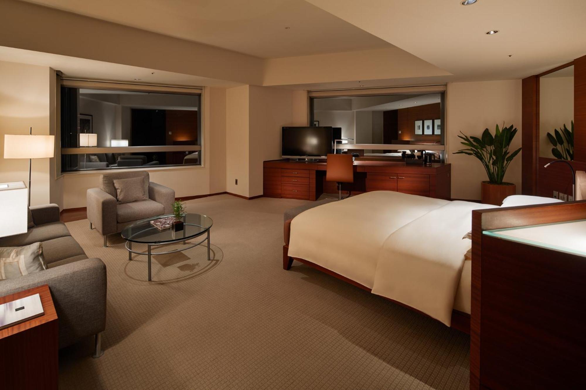 Premium King Room - Club Access - Photo 6