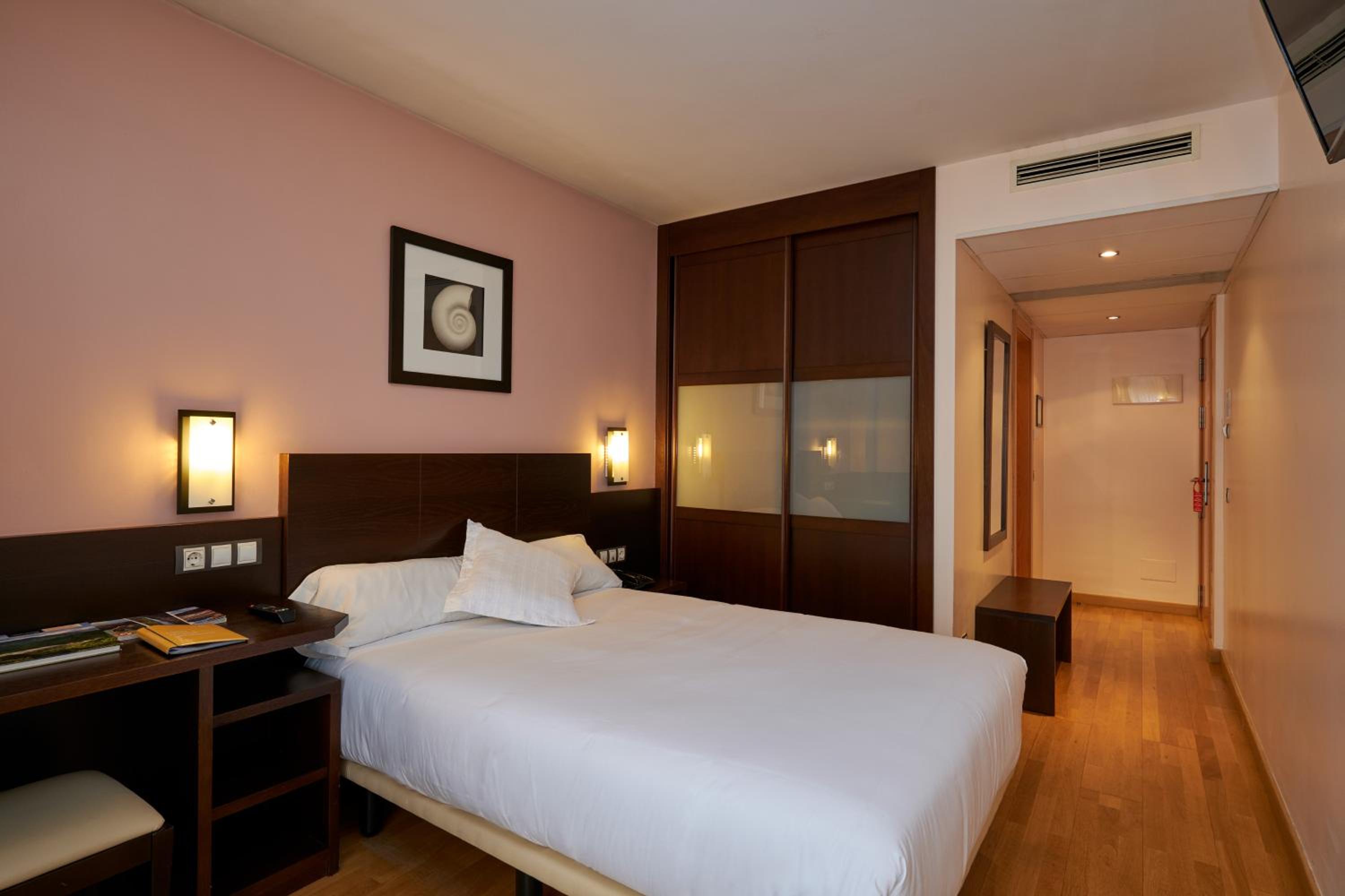 Double or Twin Room - Photo 3