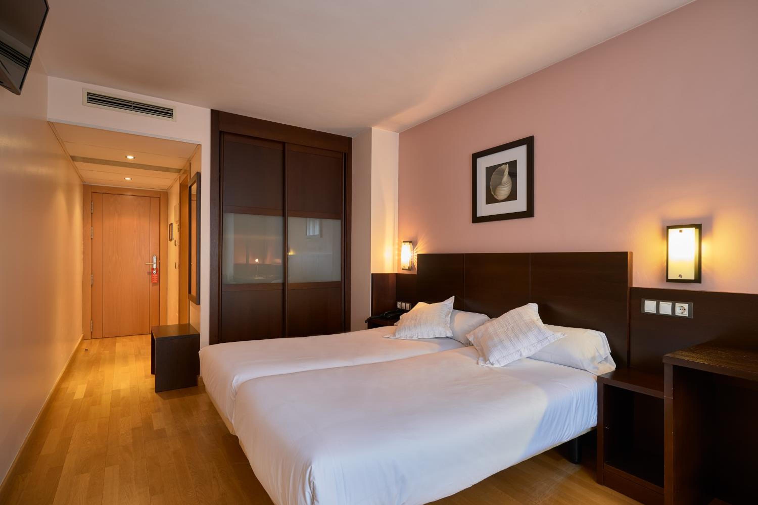 Double or Twin Room - Photo 6