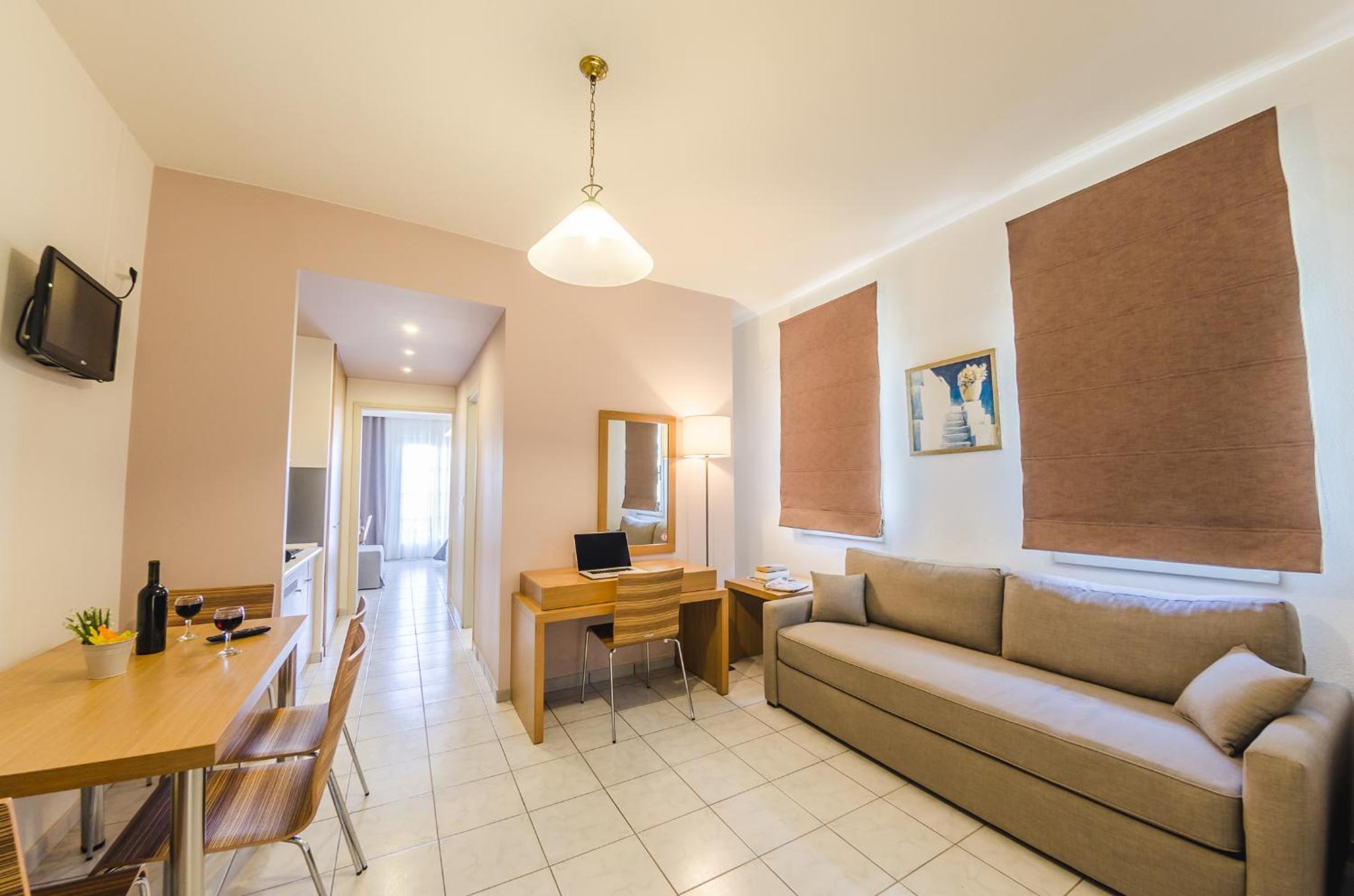 Suite - Photo 1