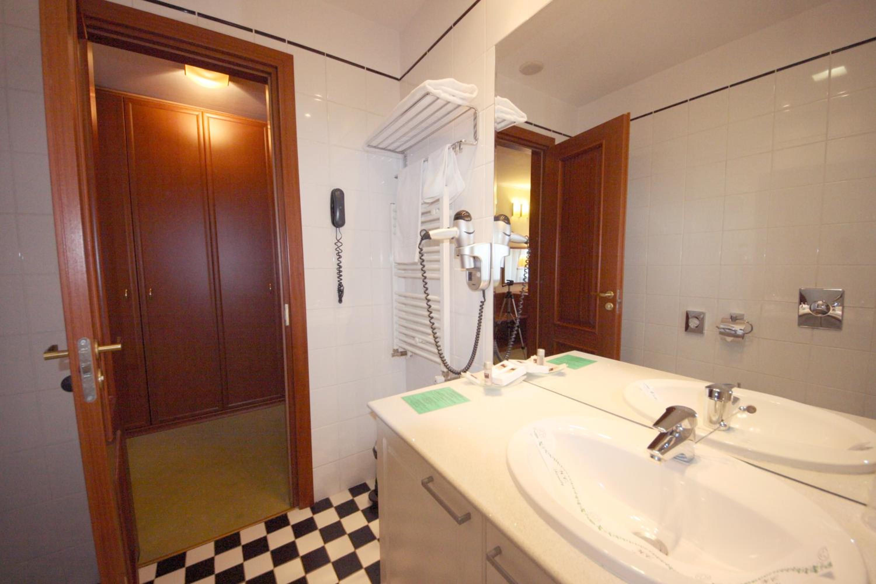 Double Room with Balcony - Photo 2