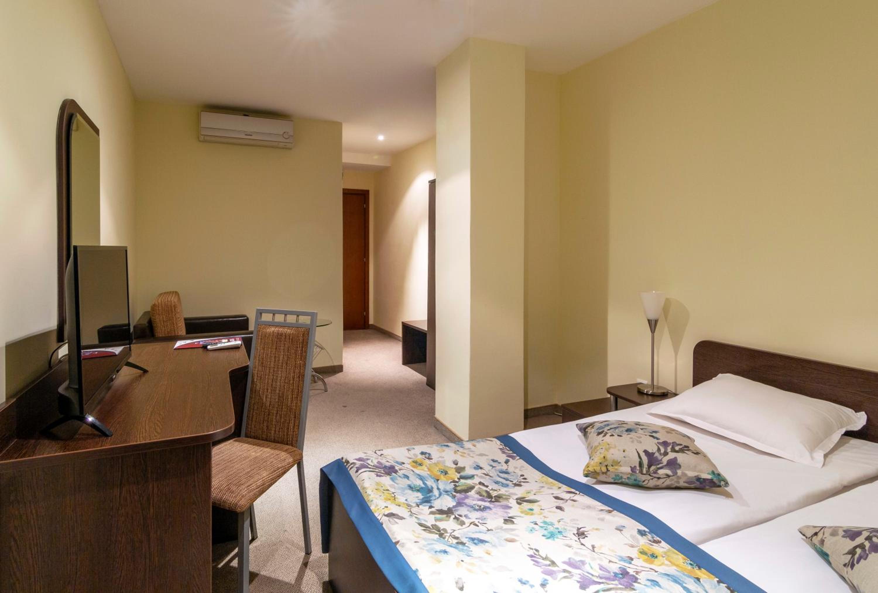 Small Economy Twin Room  photo 3
