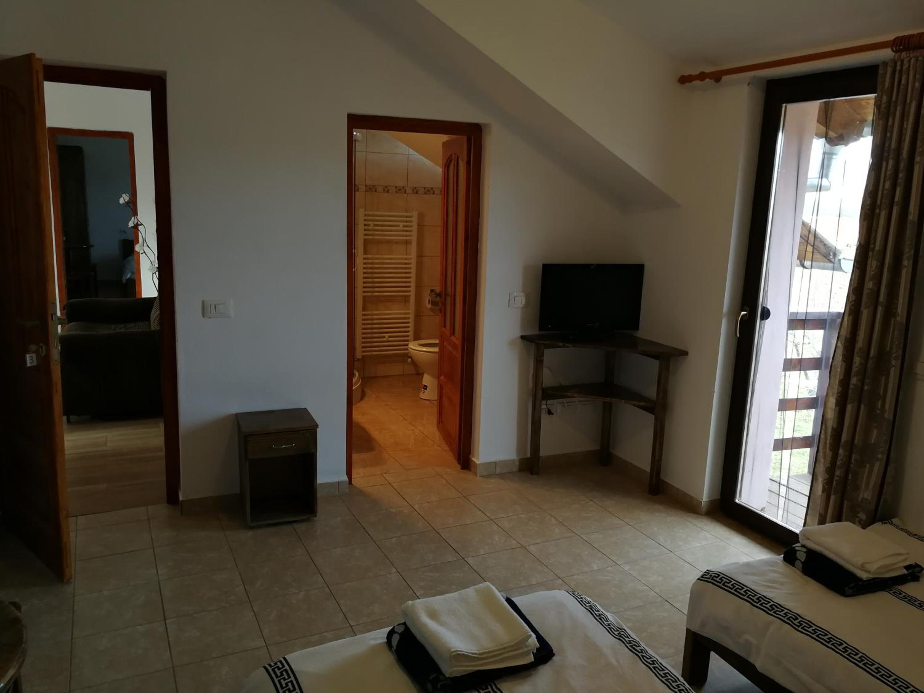 Twin Room with Private Bathroom - Photo 1