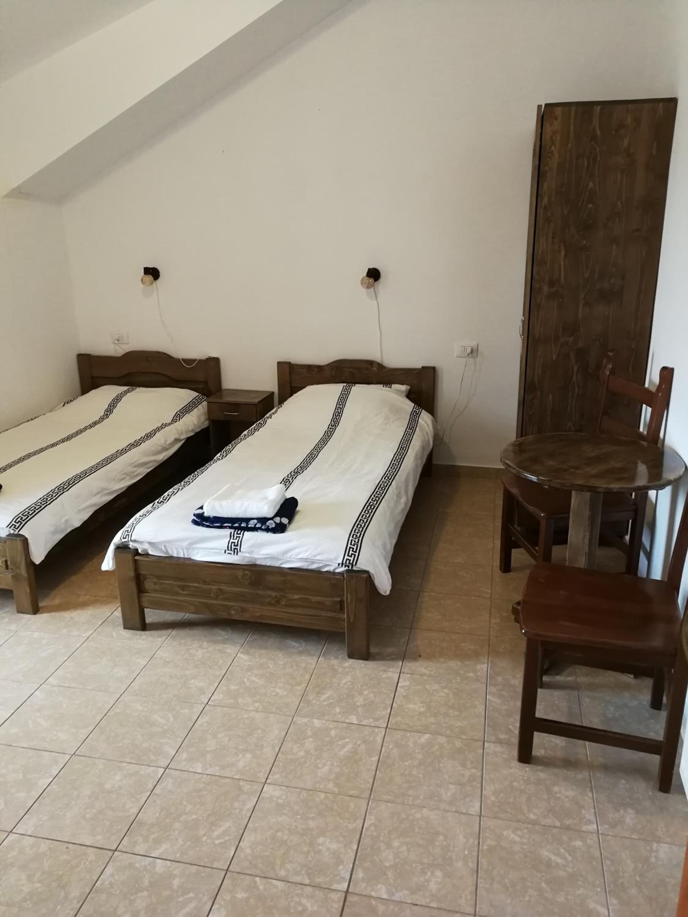 Twin Room with Private Bathroom - Photo 3