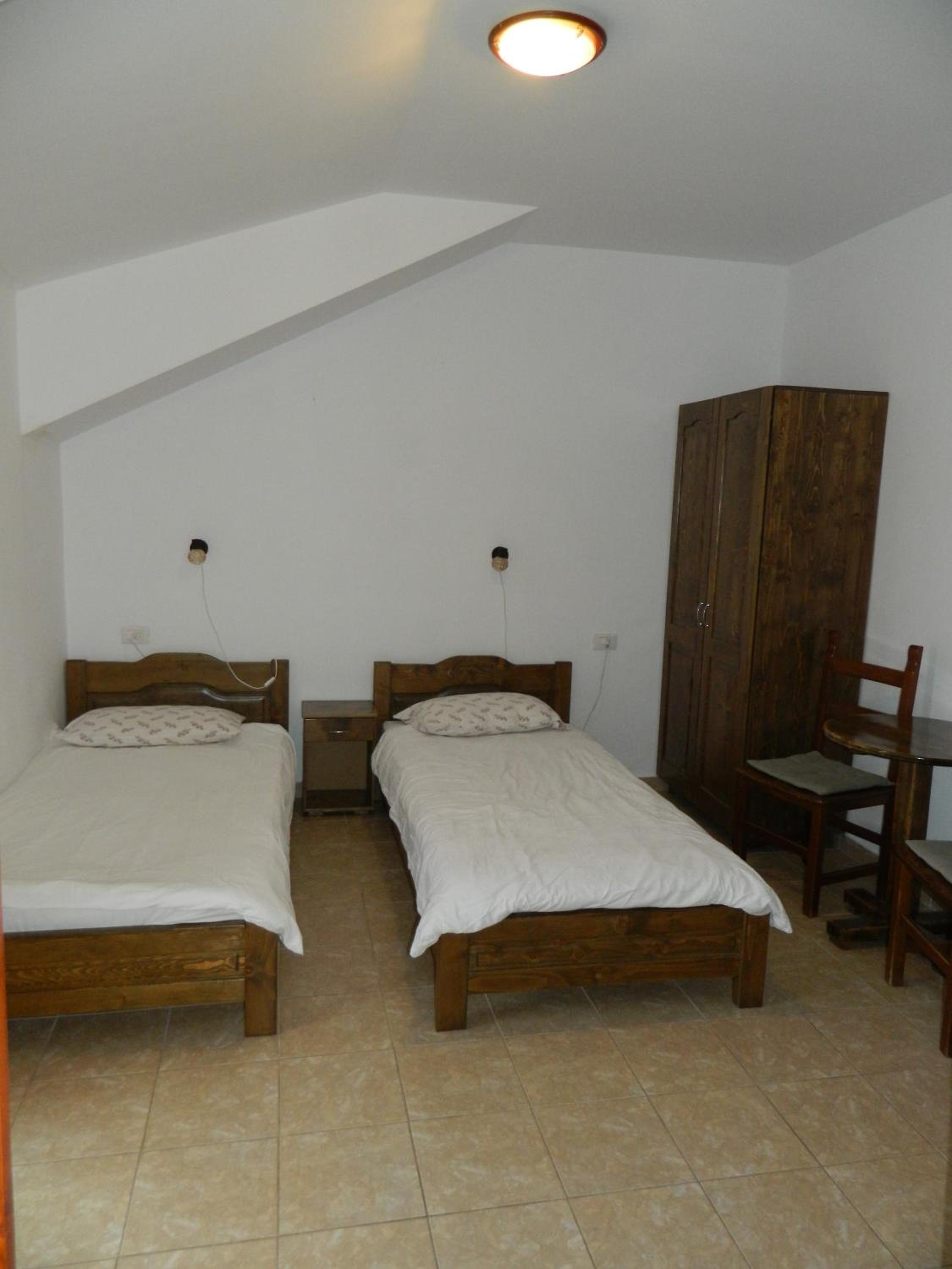 Twin Room with Private Bathroom - Photo 2