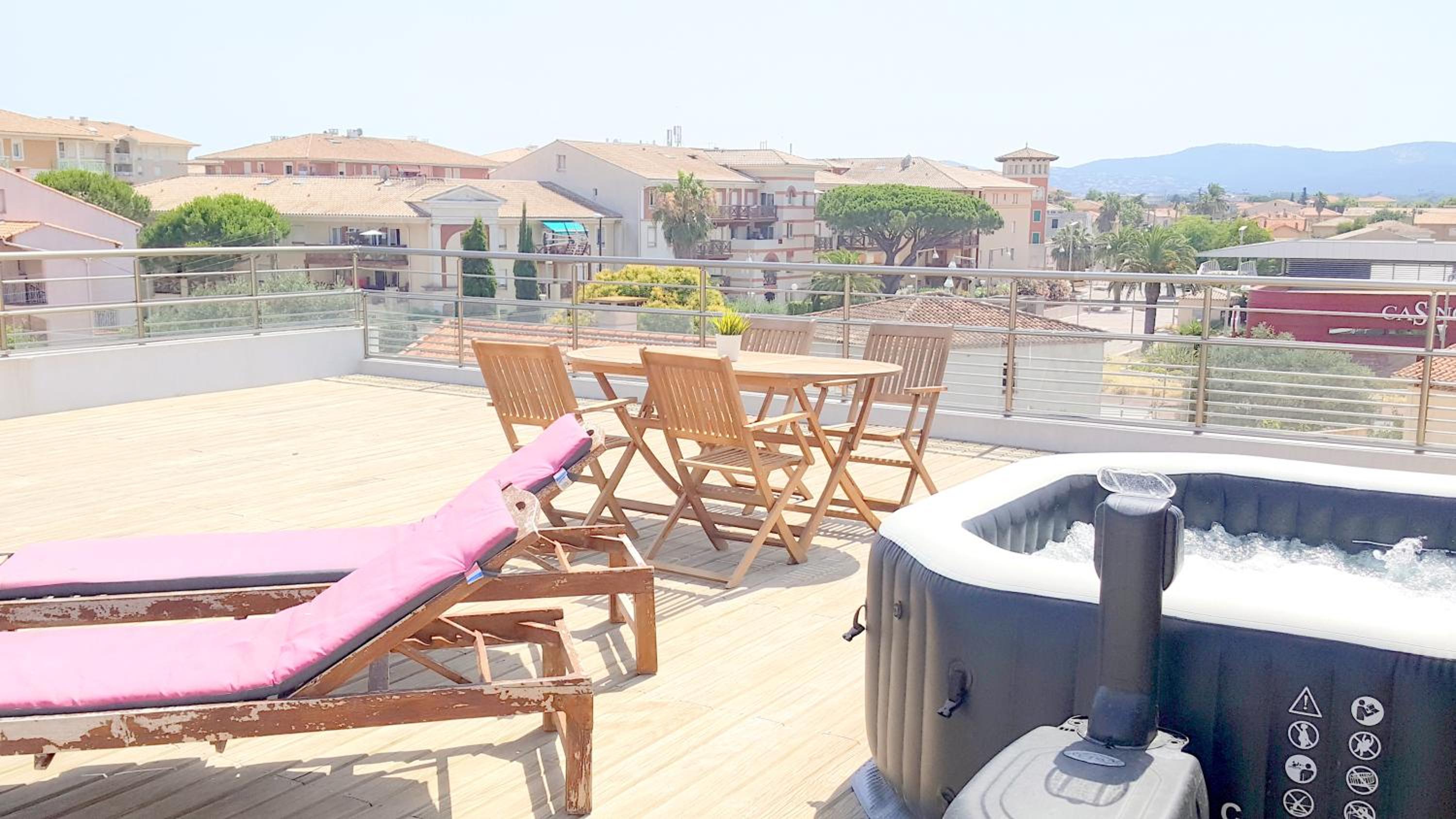 Suite with Hot Tub - Photo 2