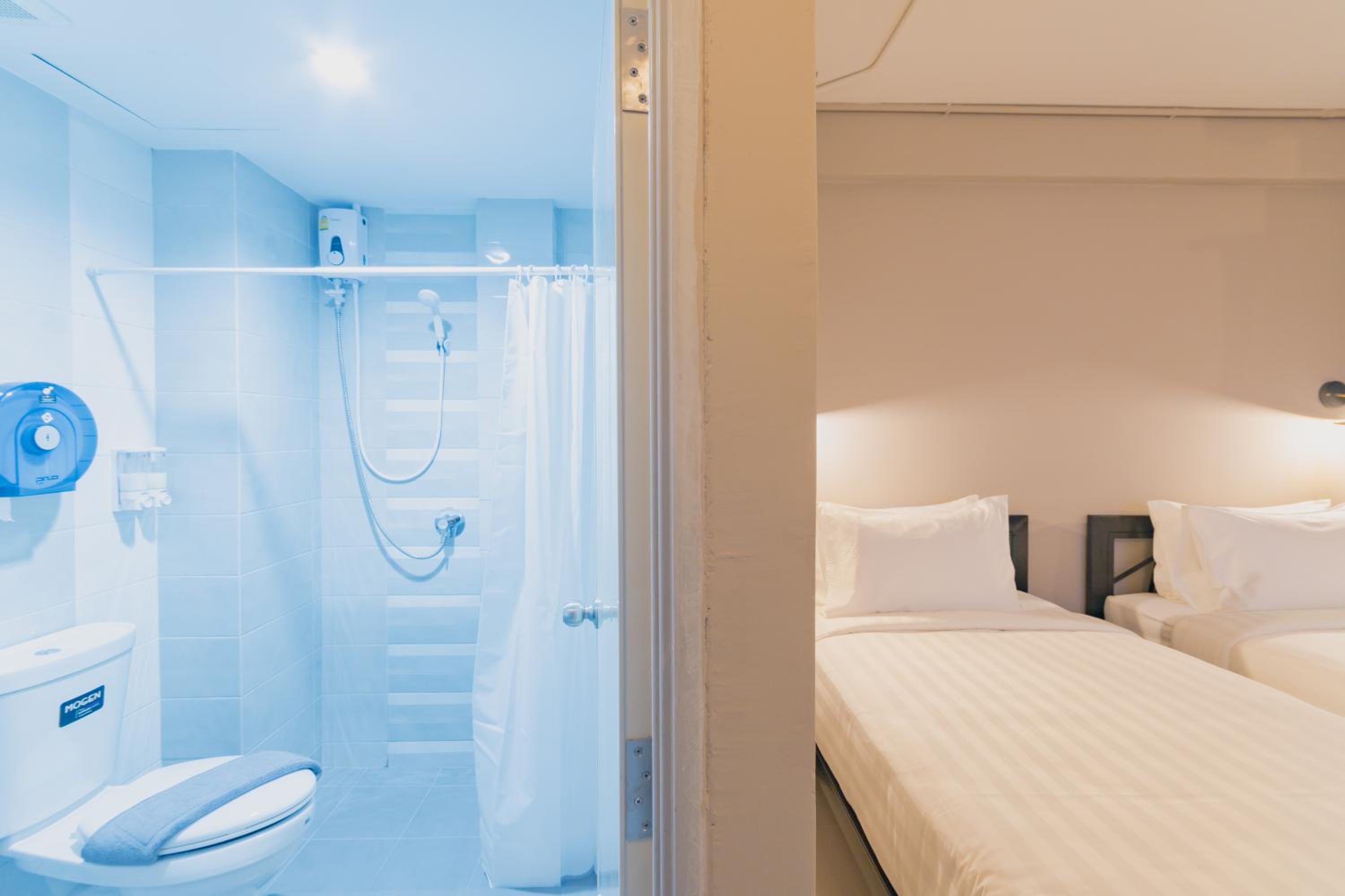Twin Room with Balcony - Photo 11