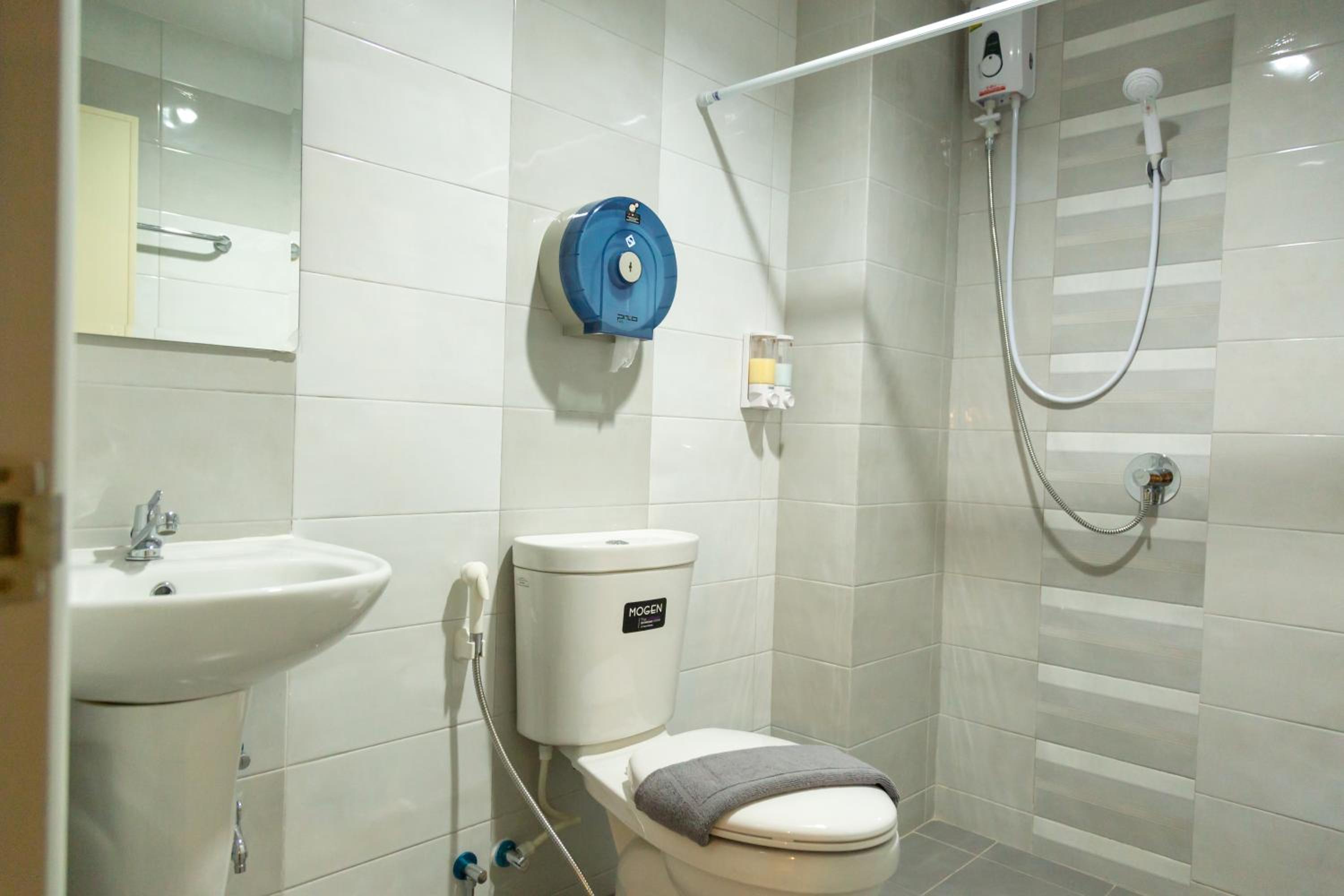 Twin Room with Balcony - Photo 35