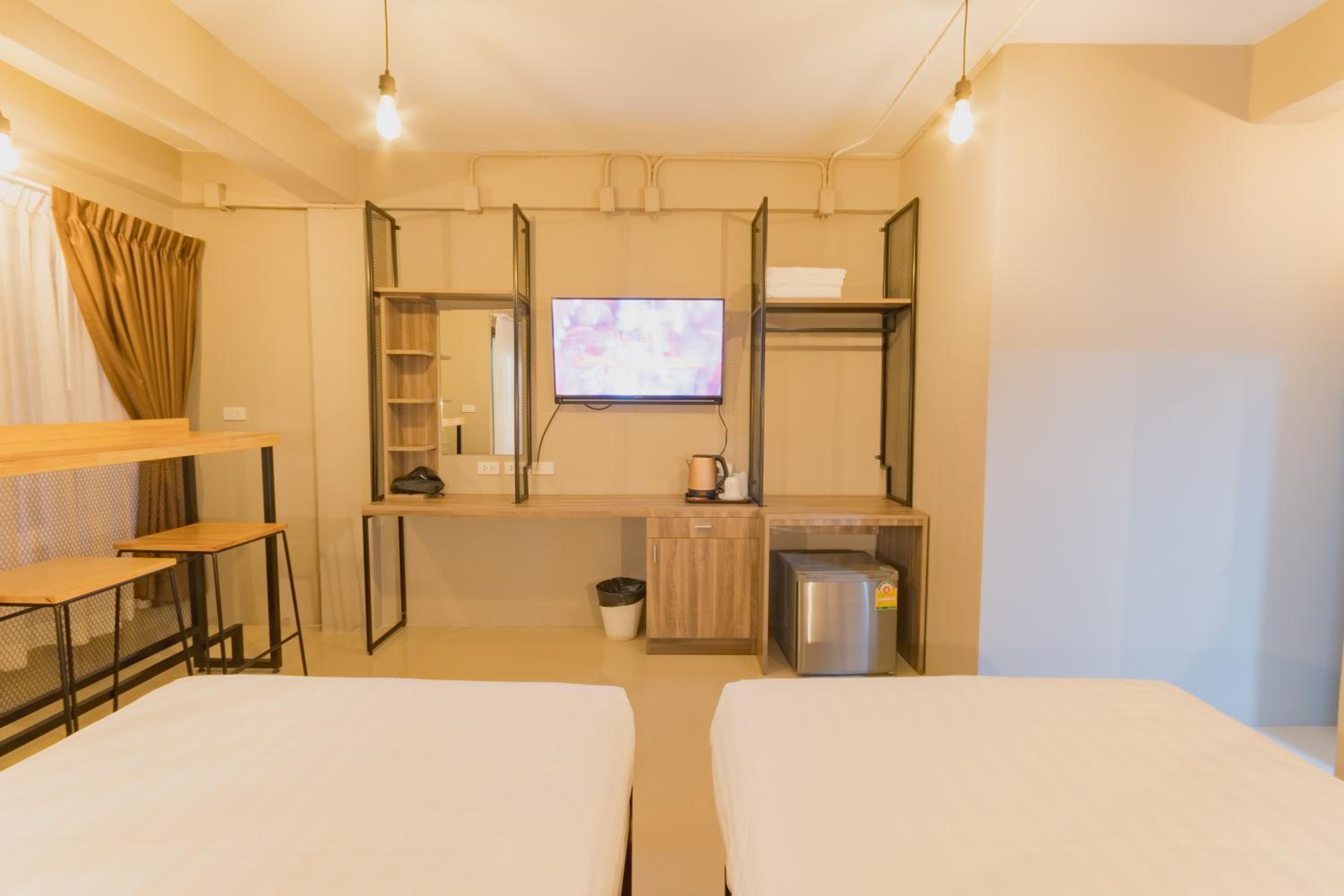 Twin Room with Balcony - Photo 13