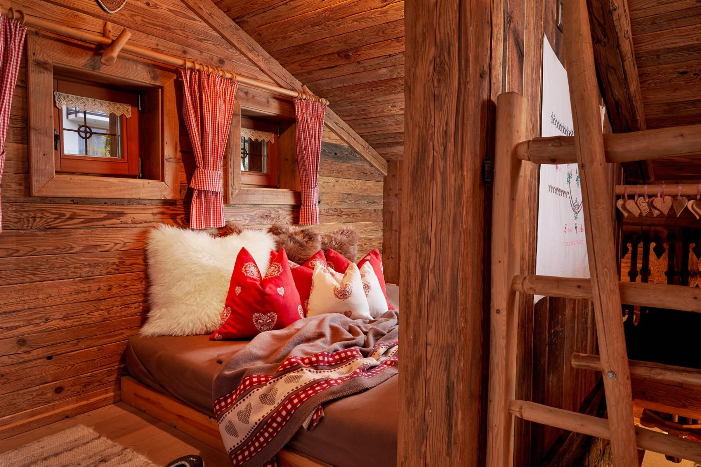 Chalet (10 Adults)