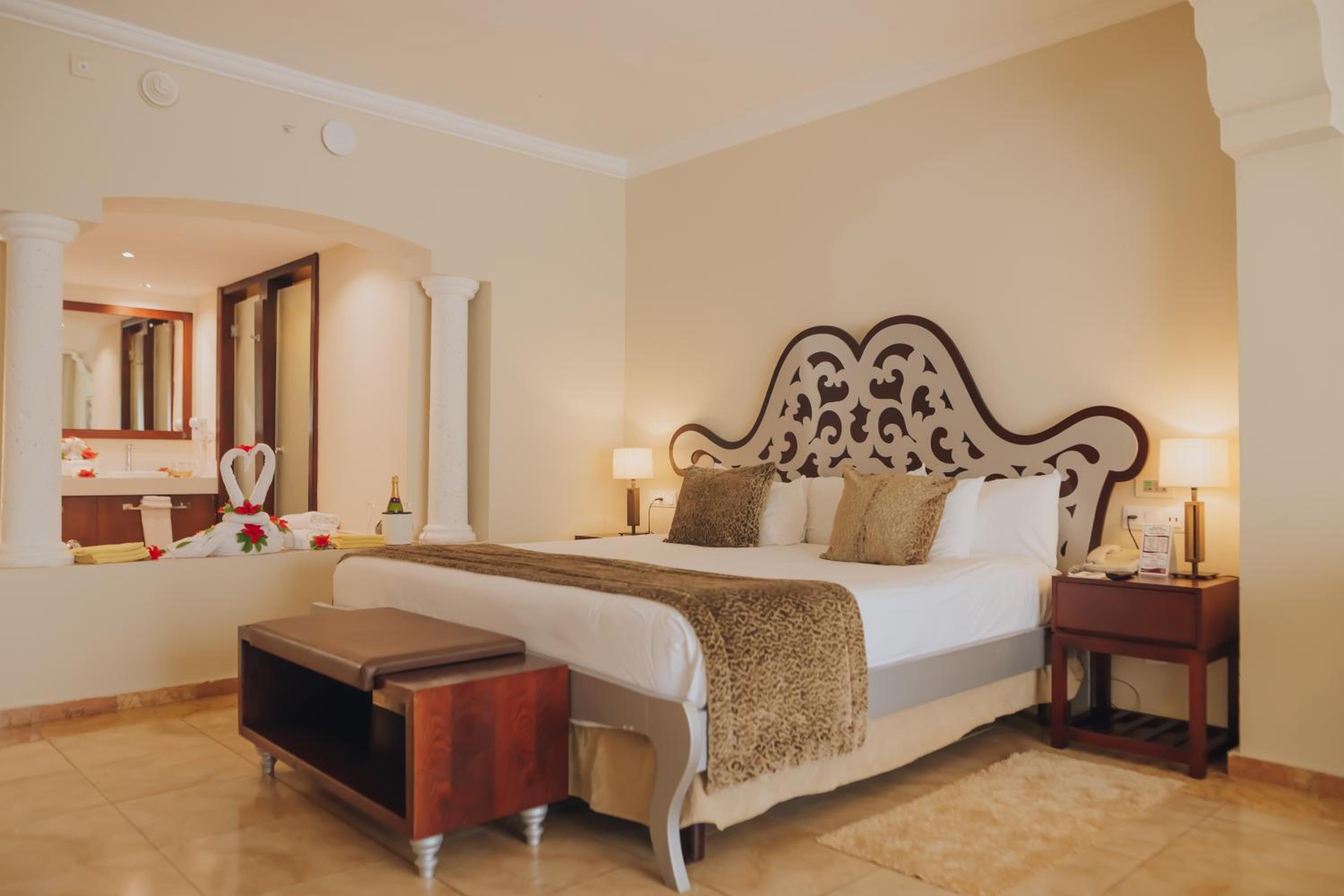 Majestic Junior Suite Swim Up - Free Wifi