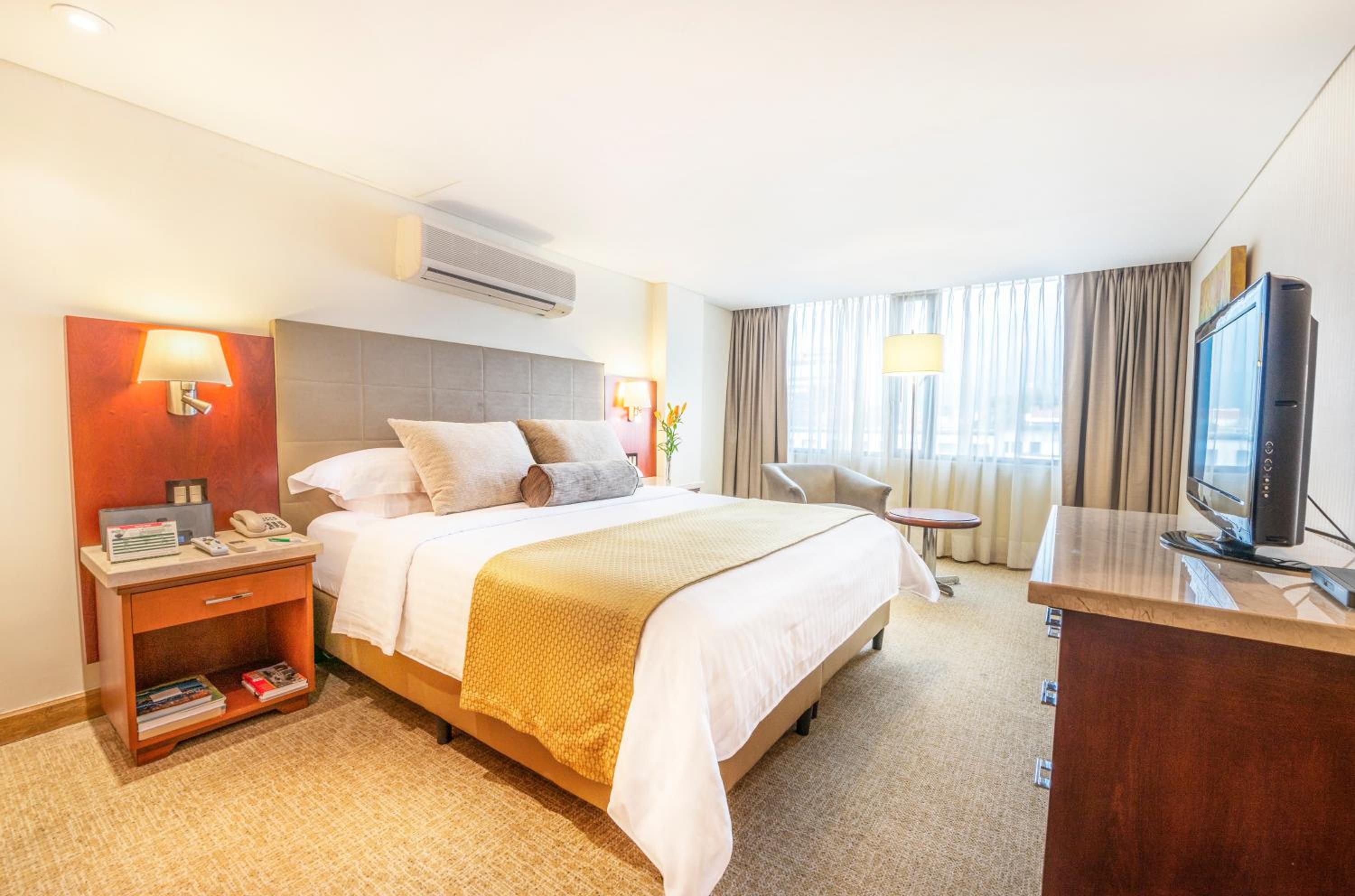 King Room - Non-Smoking - Photo 4