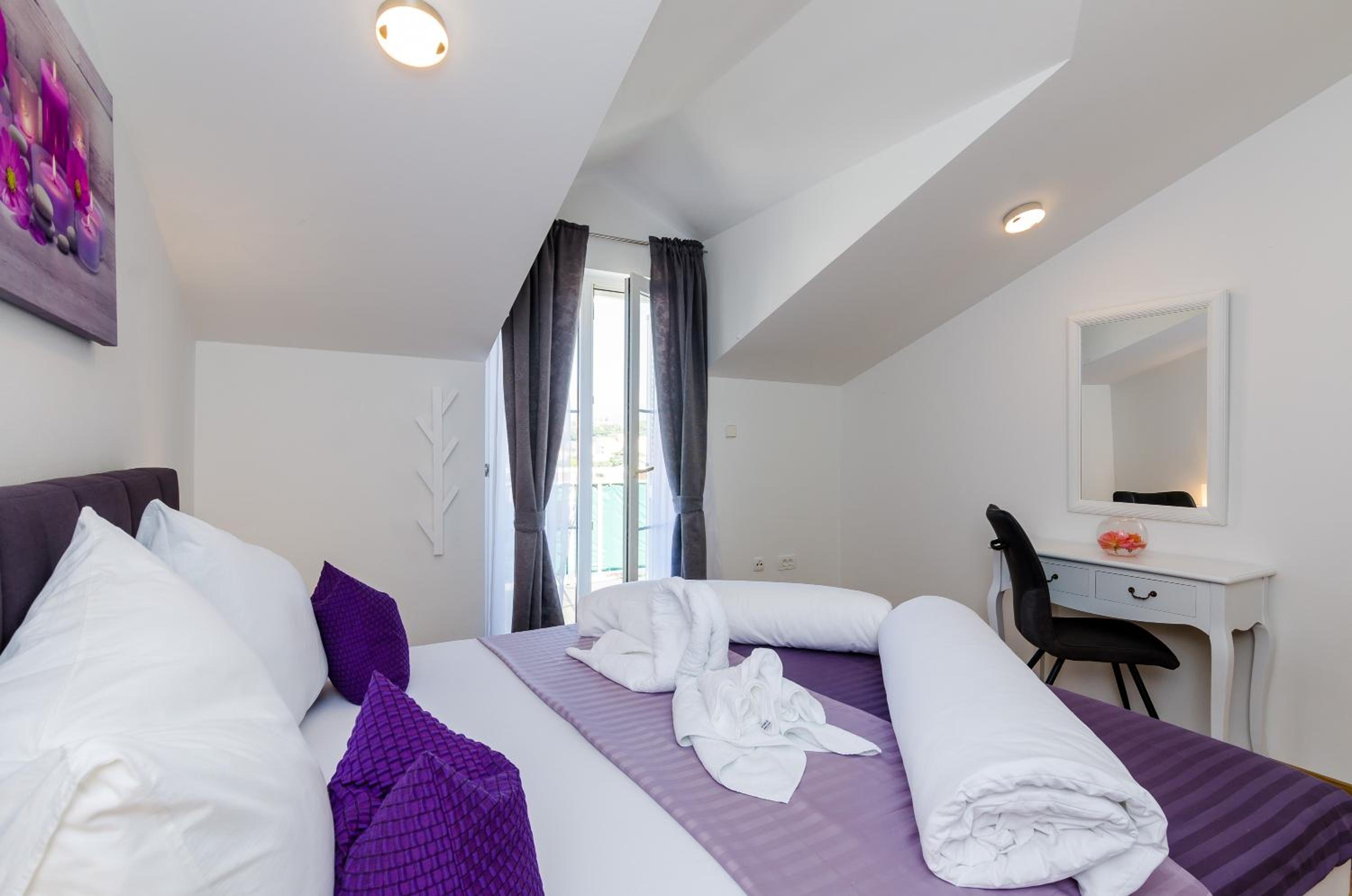 One Bedroom Apartment with Balcony photo 2