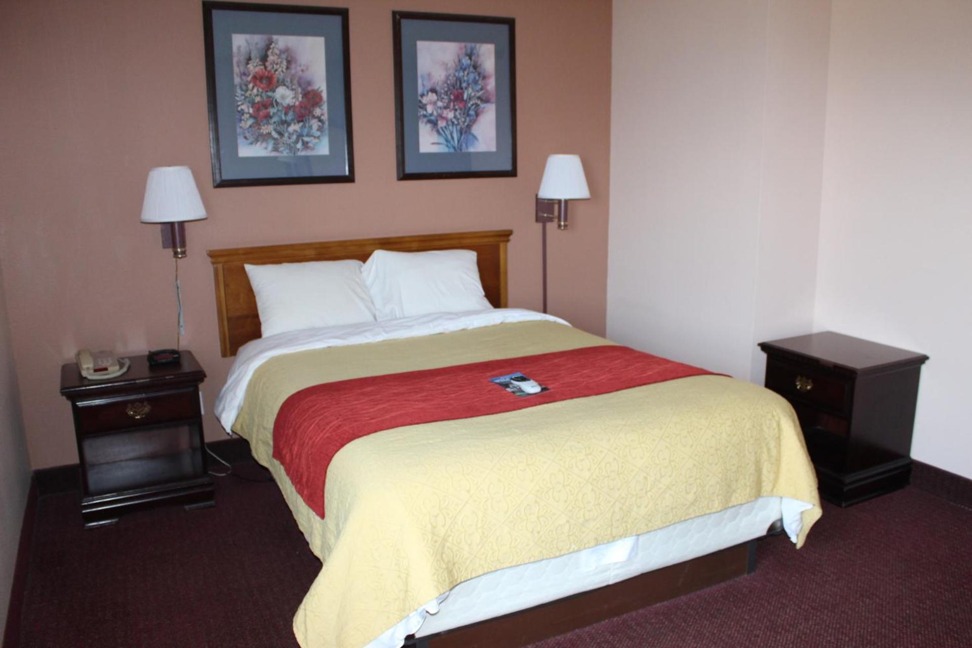 Queen Room photo 2