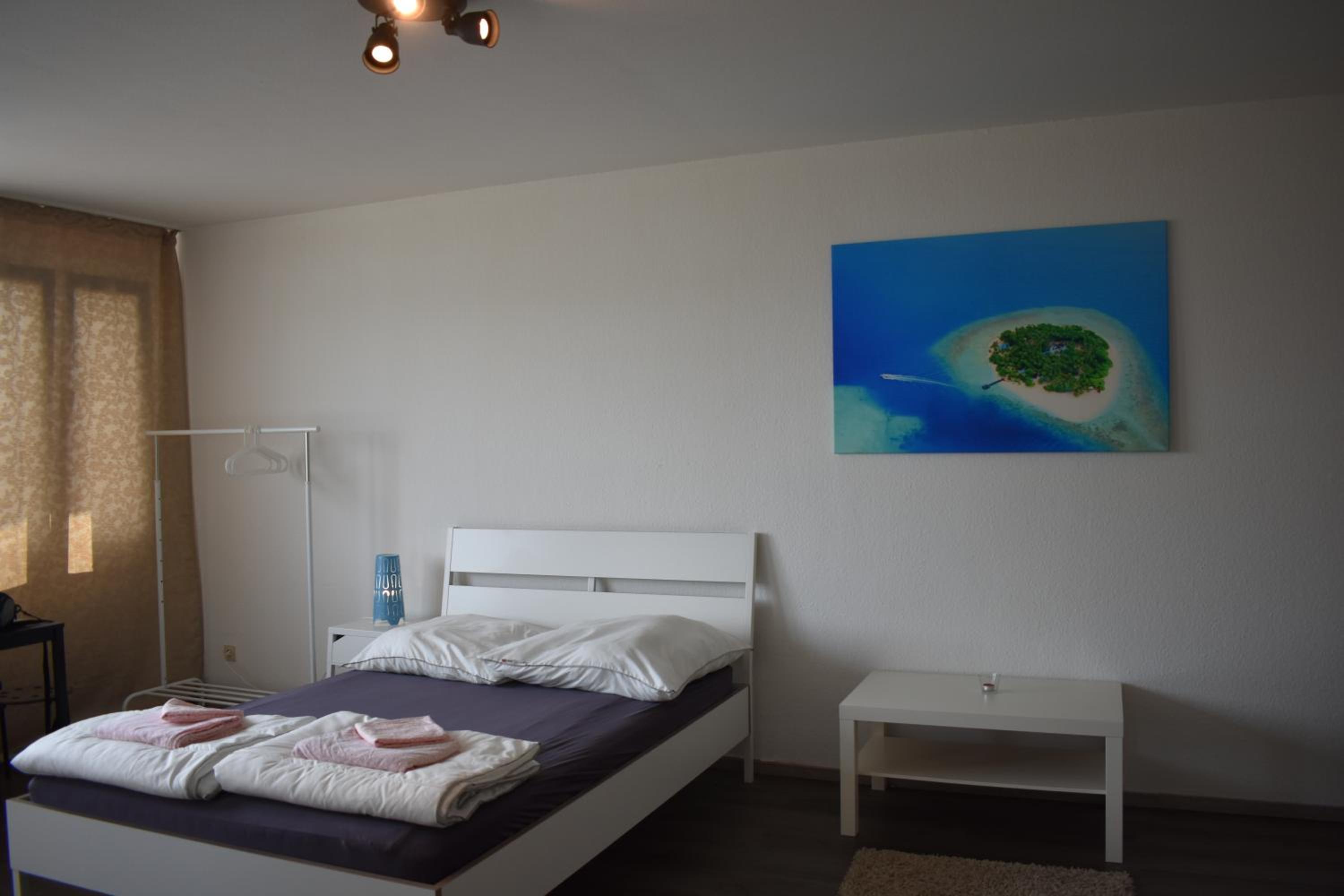 One-Bedroom Apartment - Photo 2