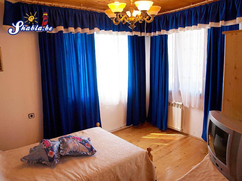 Double or Twin Room with Shared Bathroom photo 1