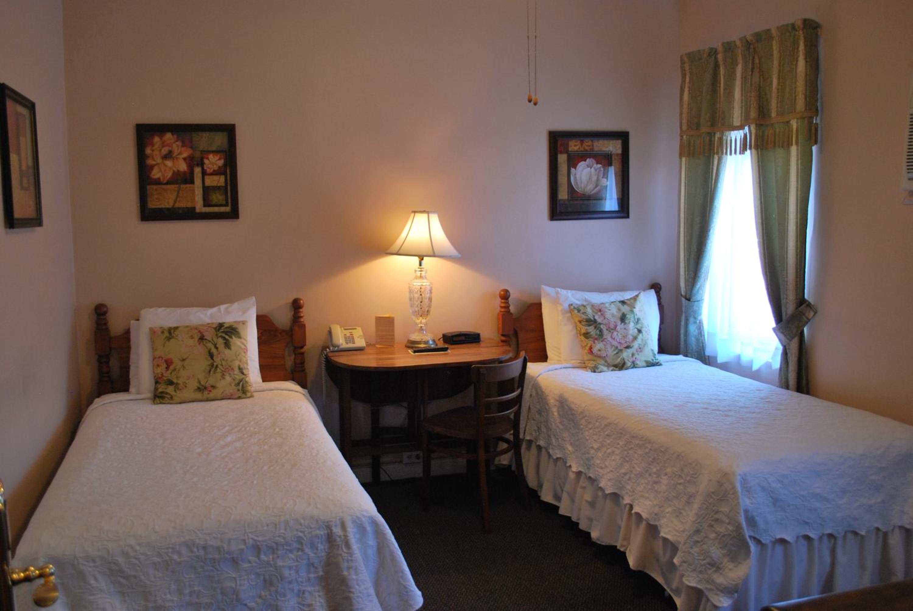 Standard Twin Room - Photo 1