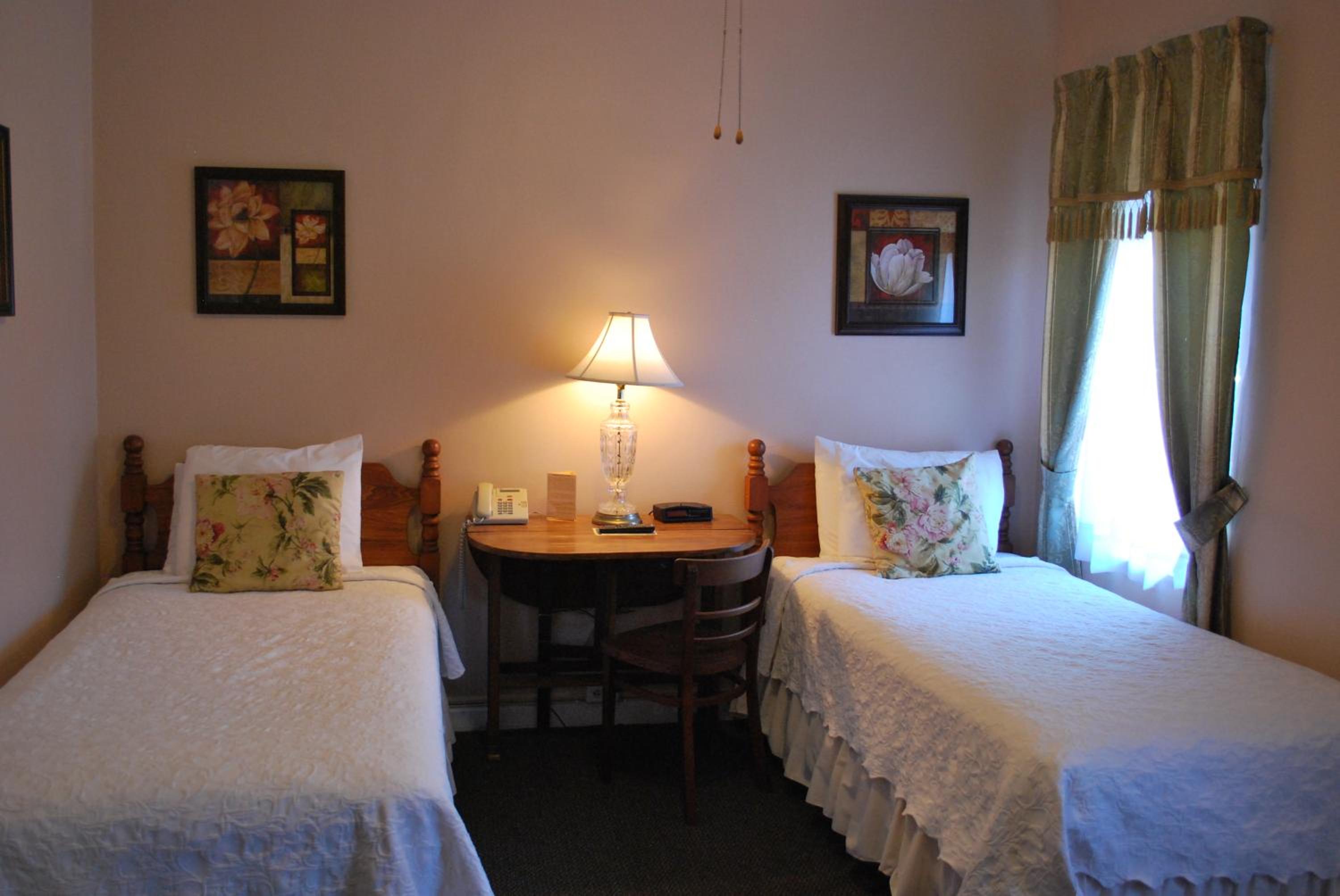 Standard Twin Room - Photo 2