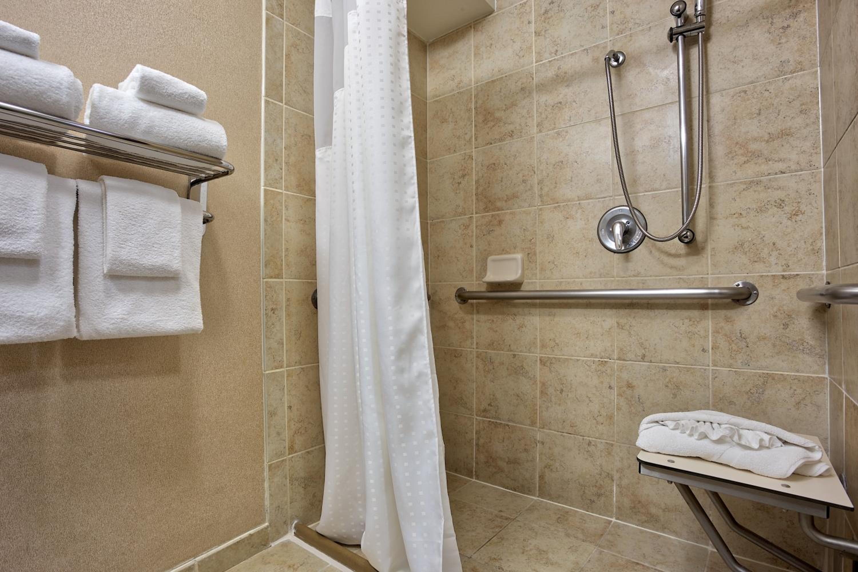 Standard King Room With Mobility Accessible Tub - Photo 6