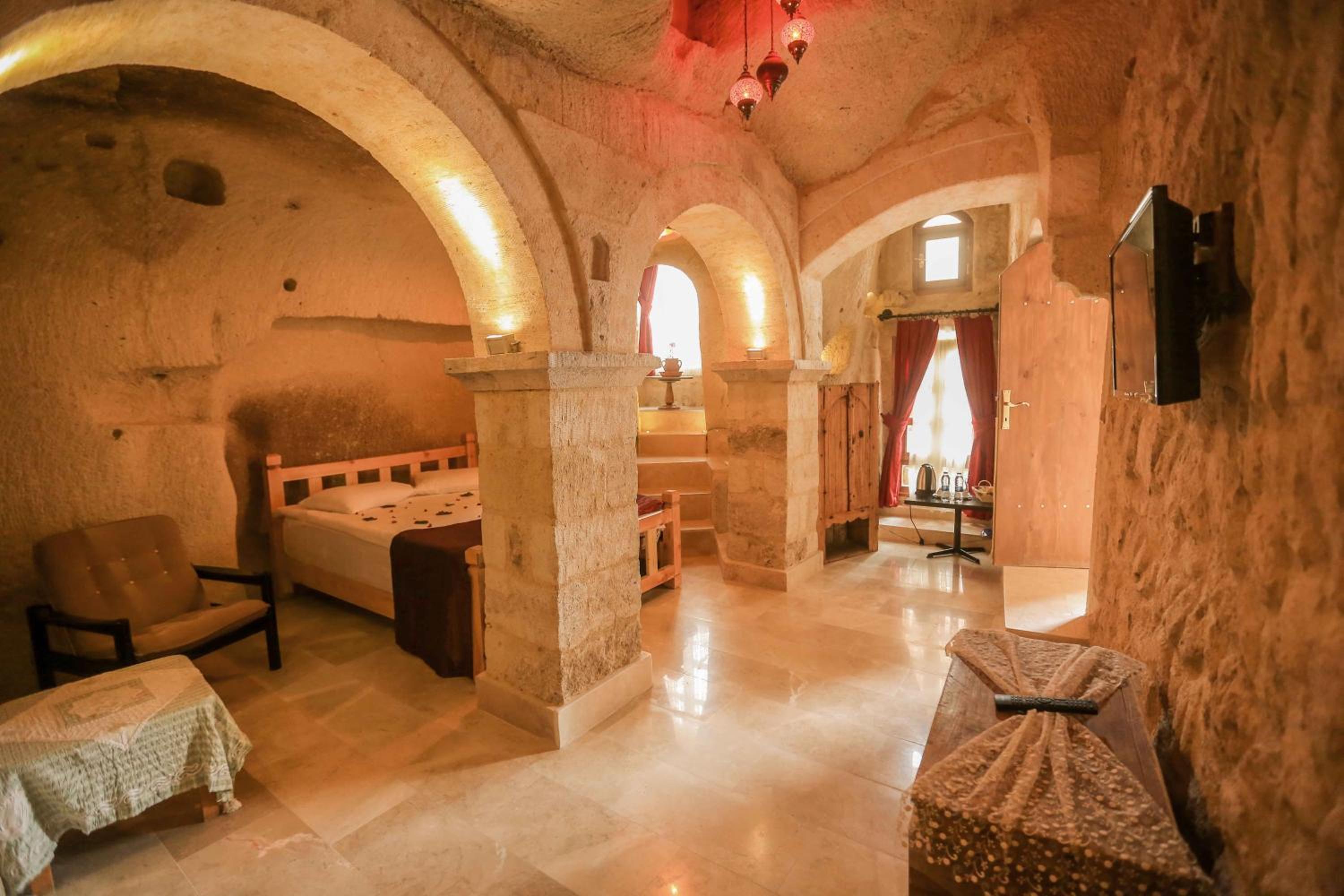 Deluxe Double Room with Bath - Photo 18