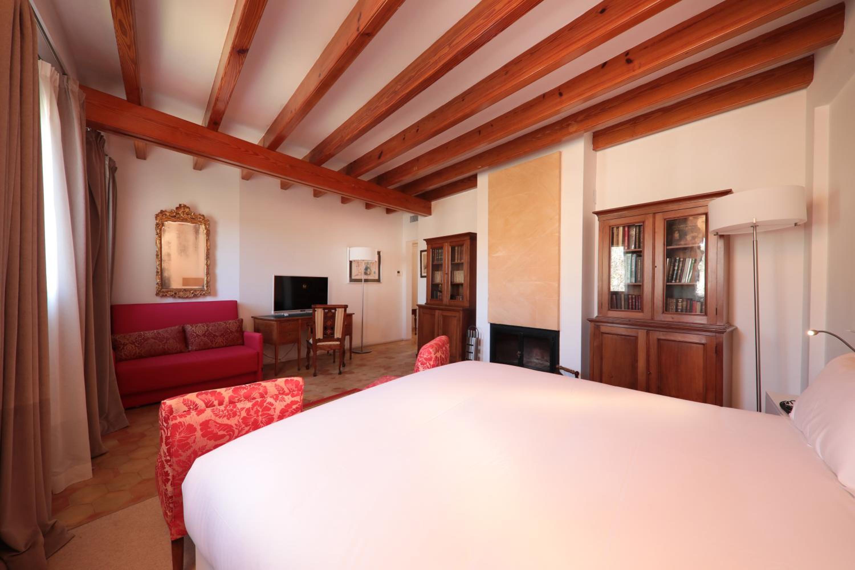 Deluxe Double Room thumbnail 6