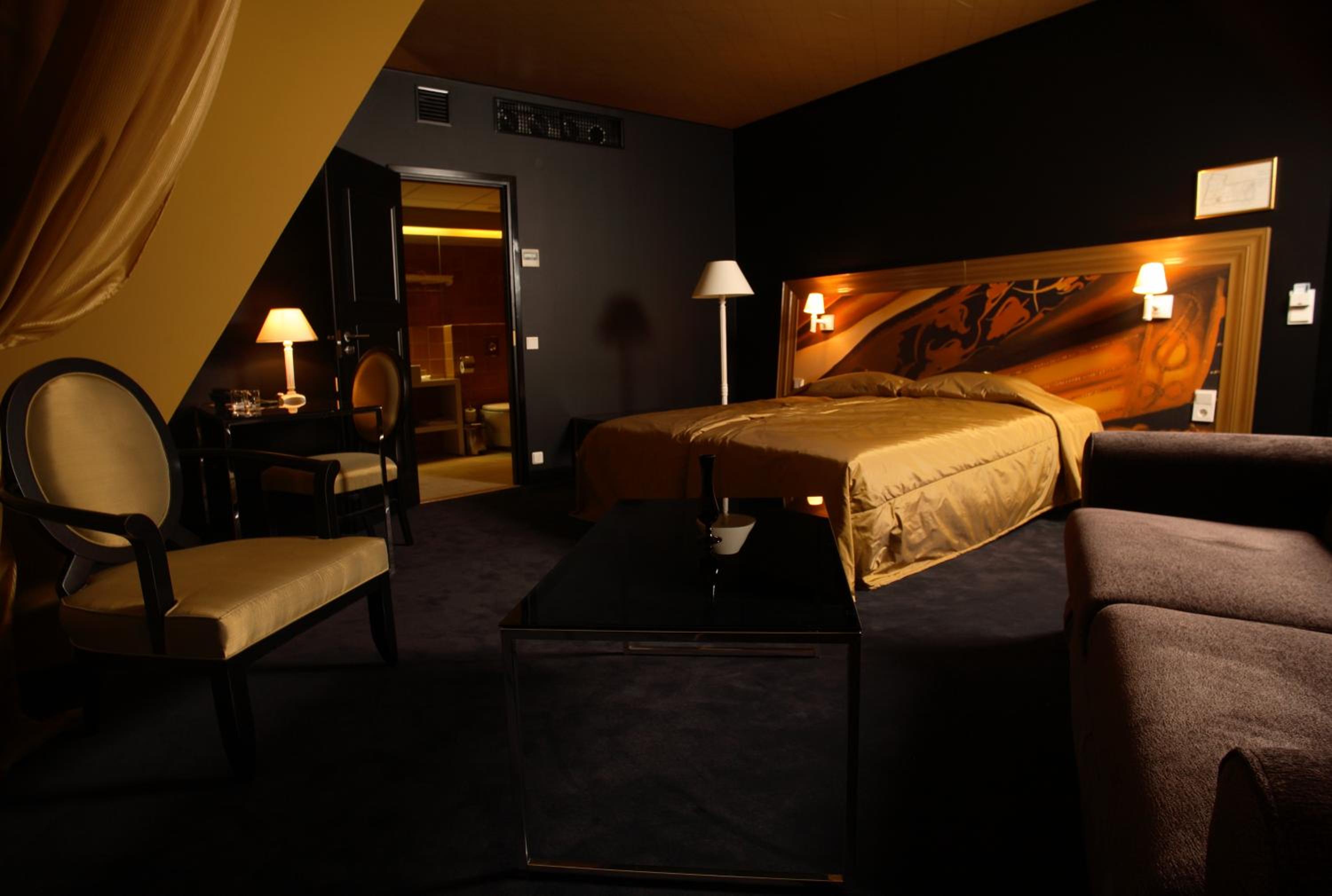 Modern Deluxe Room - Photo 9
