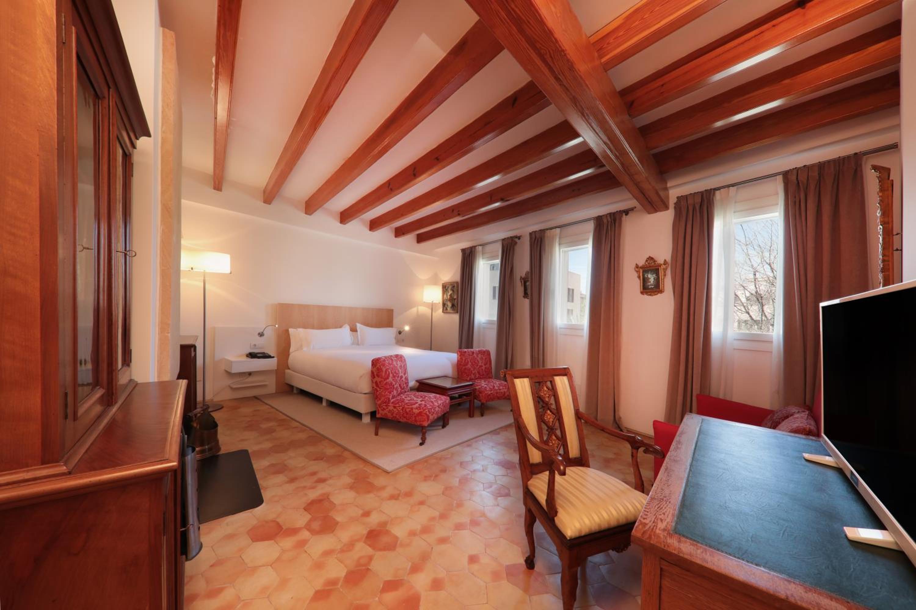 Deluxe Double Room thumbnail 5