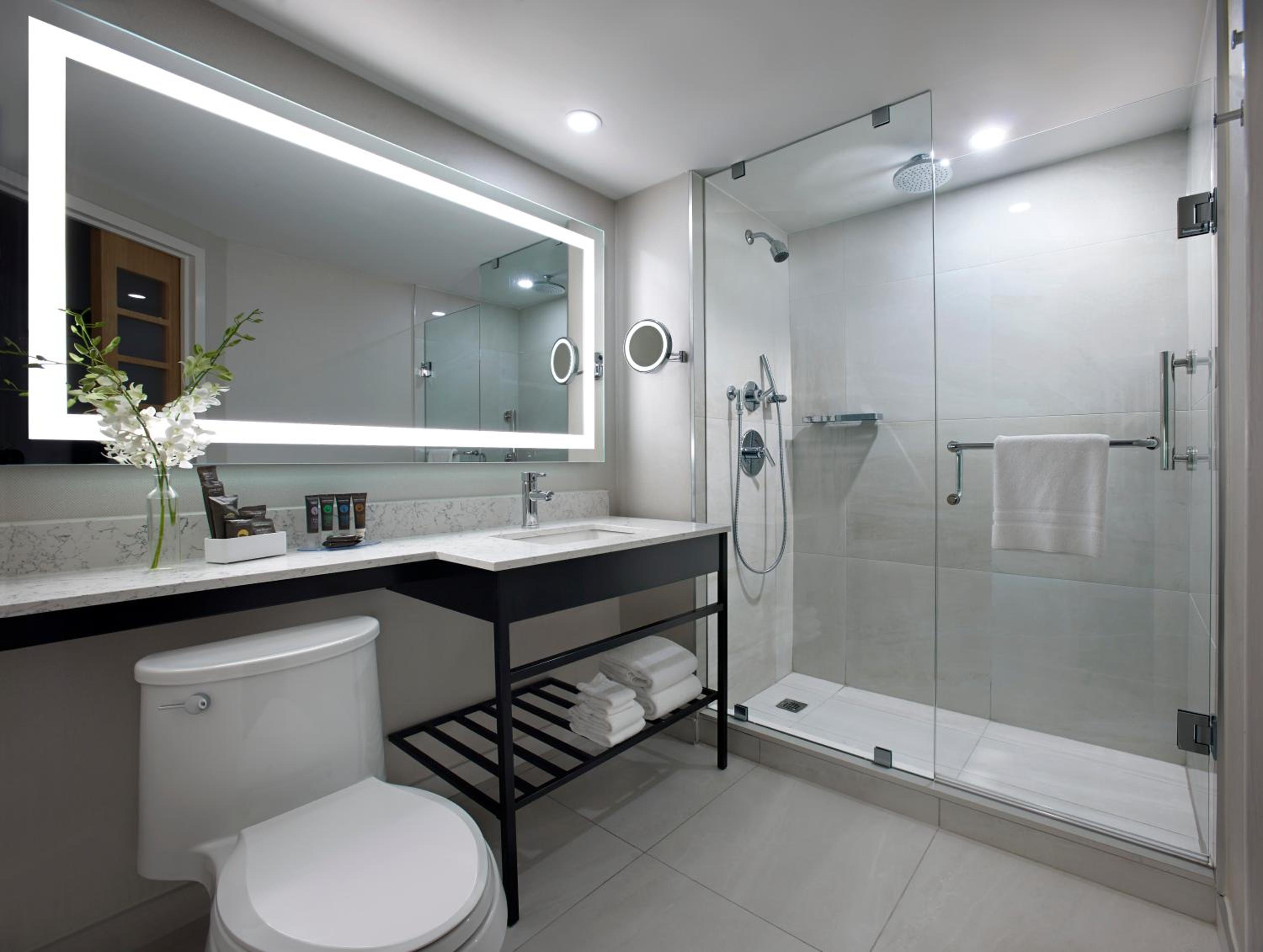 Superior King Room - Renovated thumbnail 6
