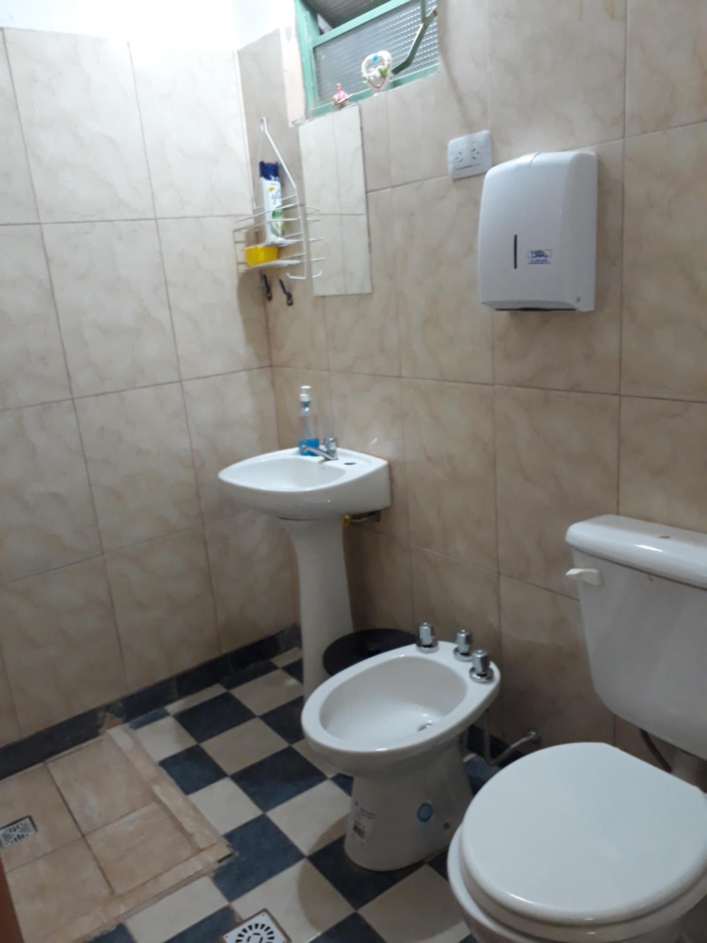 Family Room with Shared Bathroom photo 2