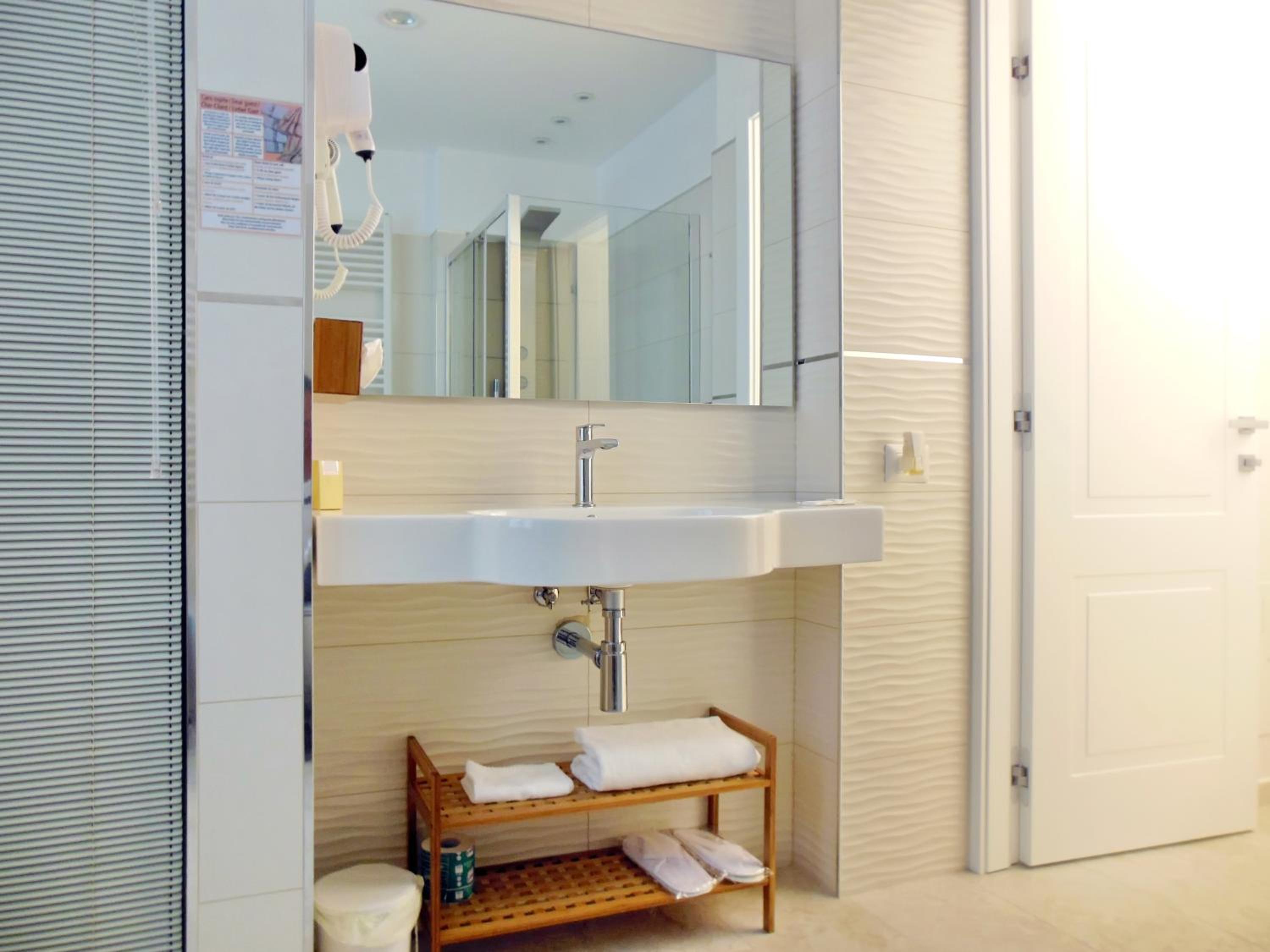 Deluxe Triple Room - Photo 15