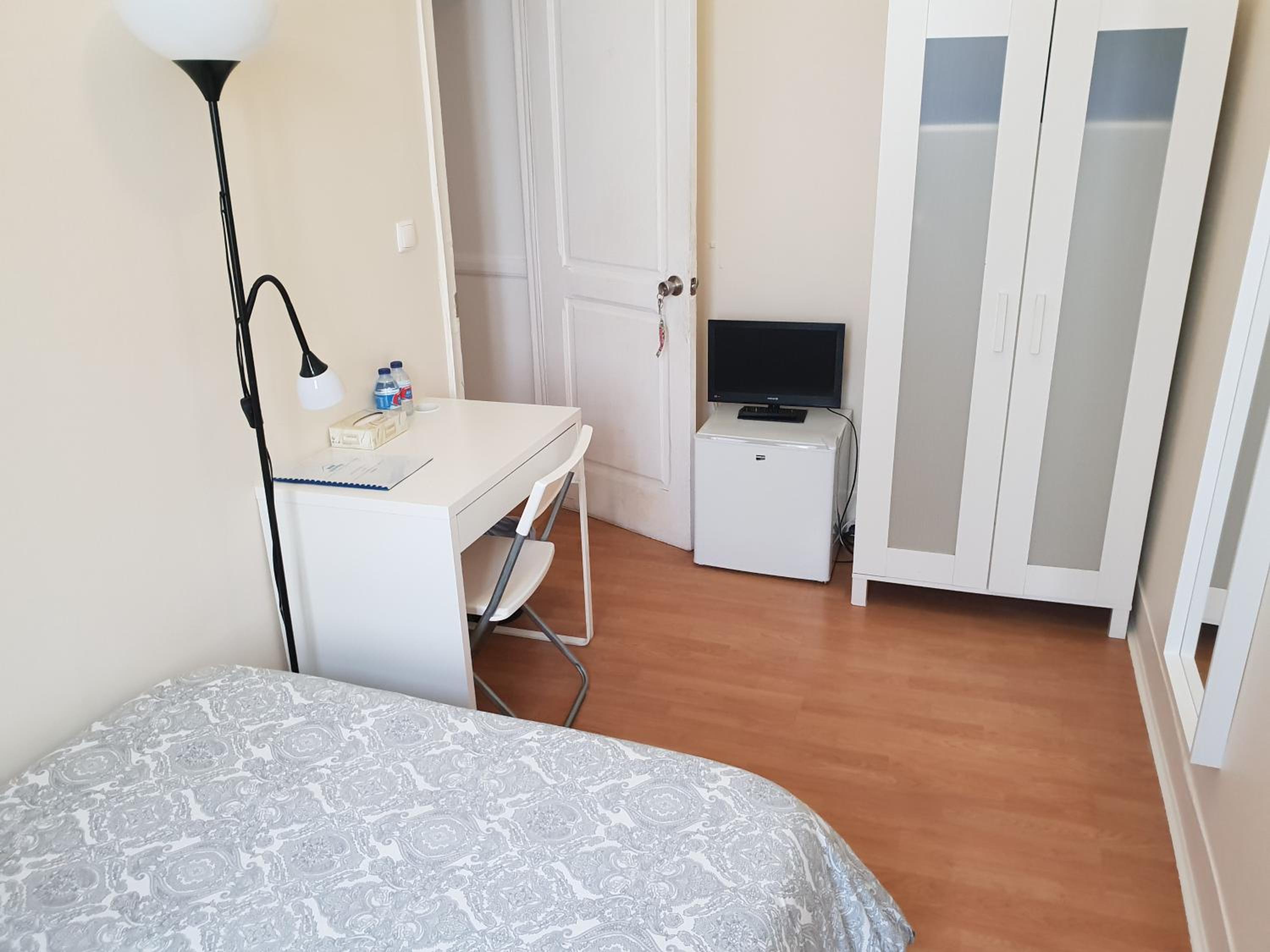 Budget Double Room - Photo 5