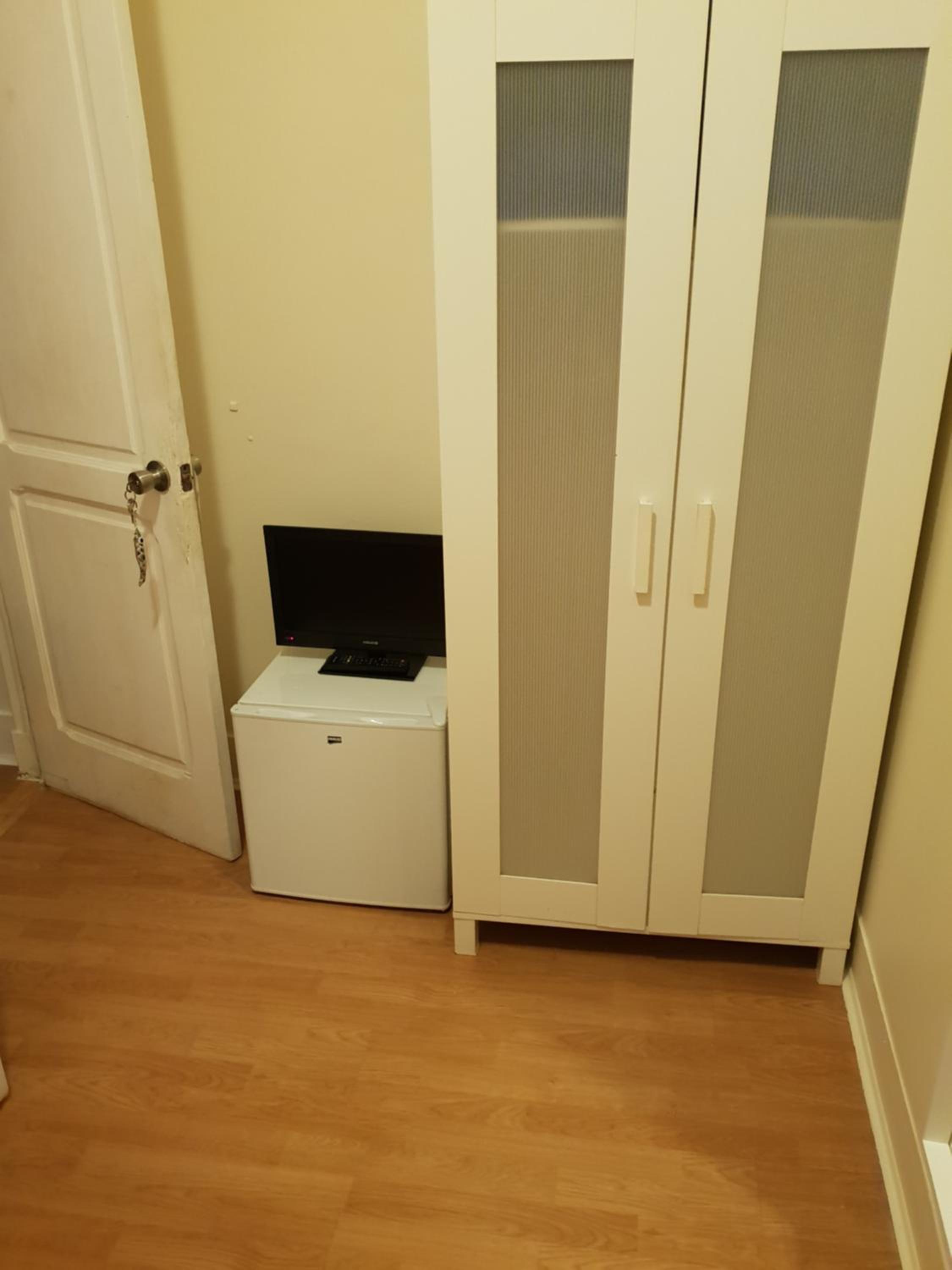 Budget Double Room - Photo 11