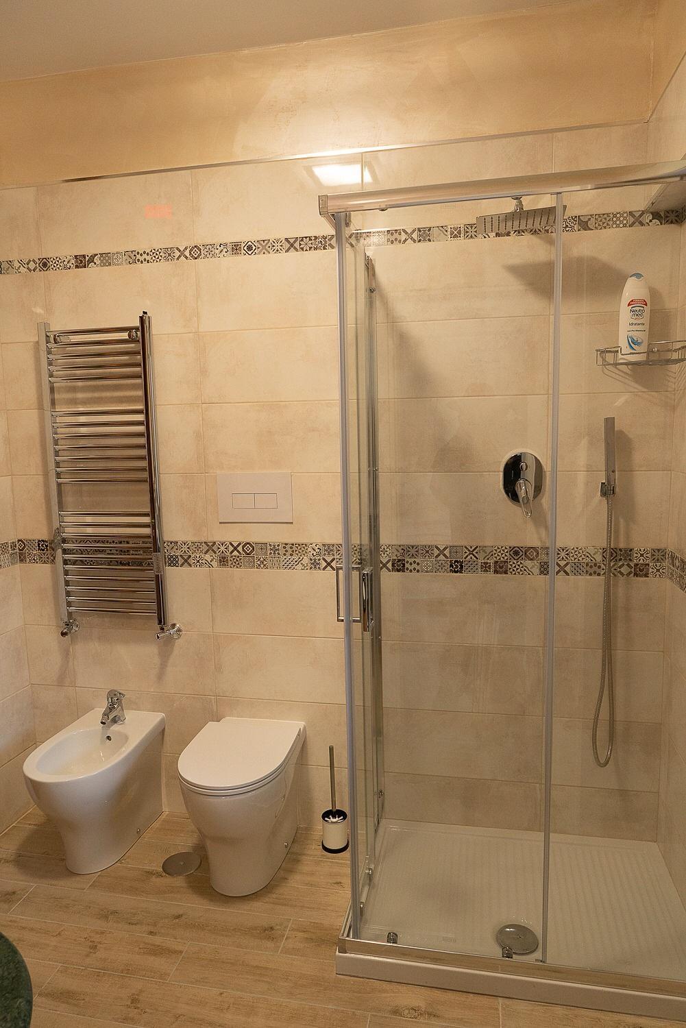 Quadruple Room with Private Bathroom - Photo 19