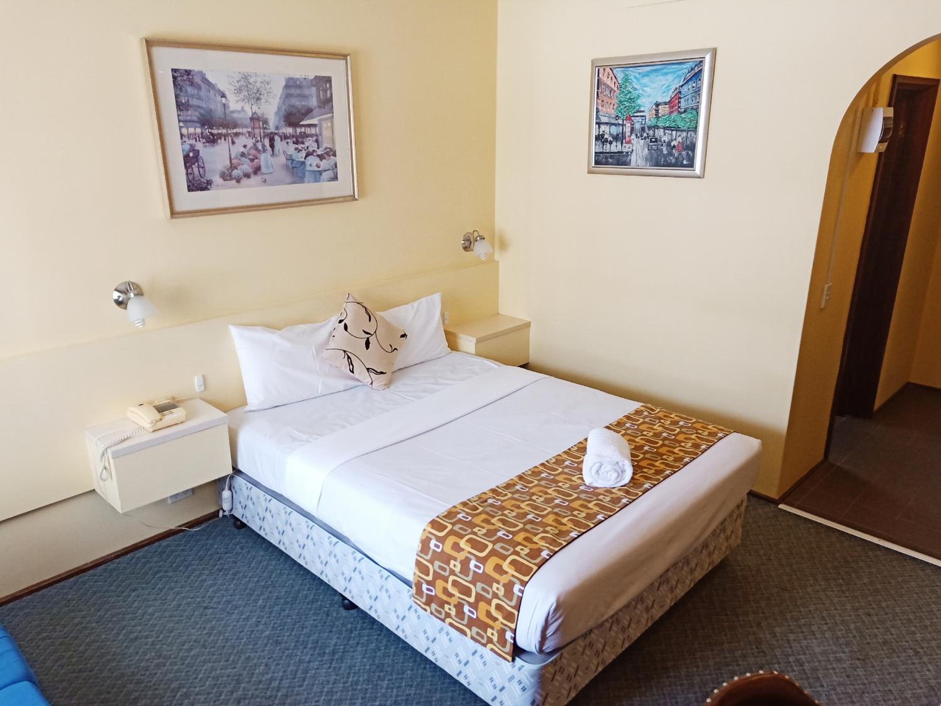 Standard Queen Room - Photo 12