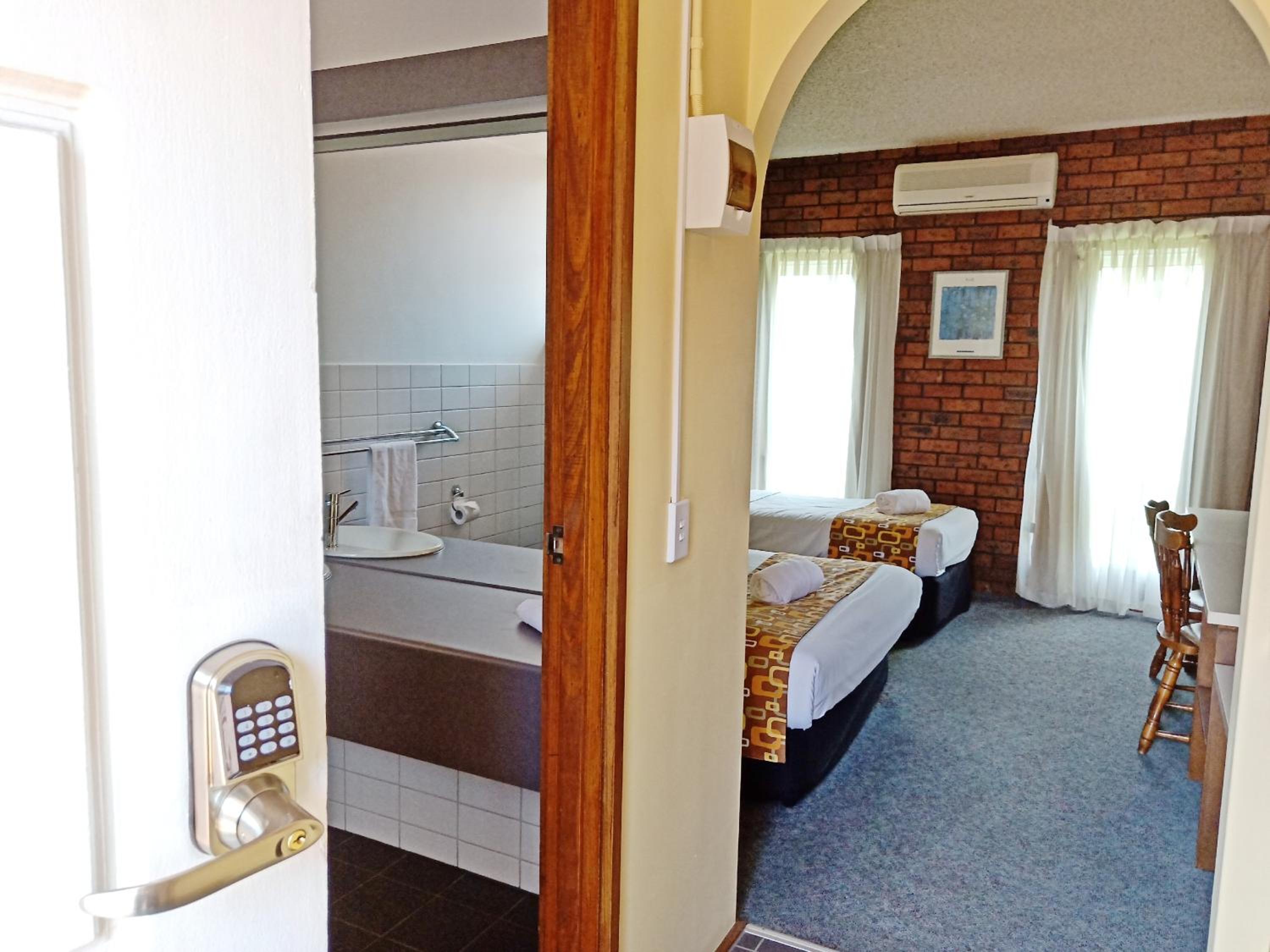 Standard Twin Room - Photo 6