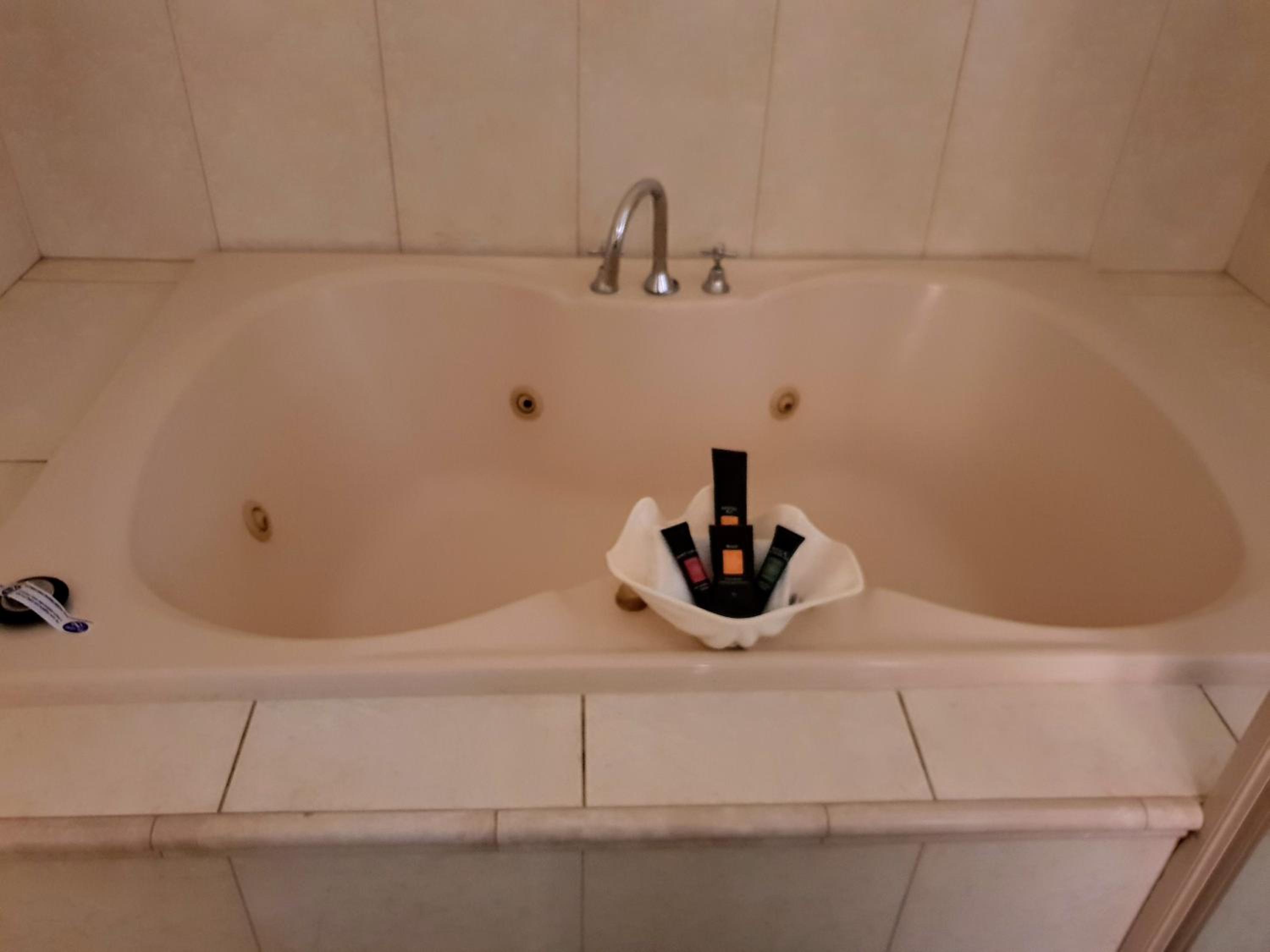 Superior Queen Suite with Spa Bath (Upstairs Unit)  photo 3