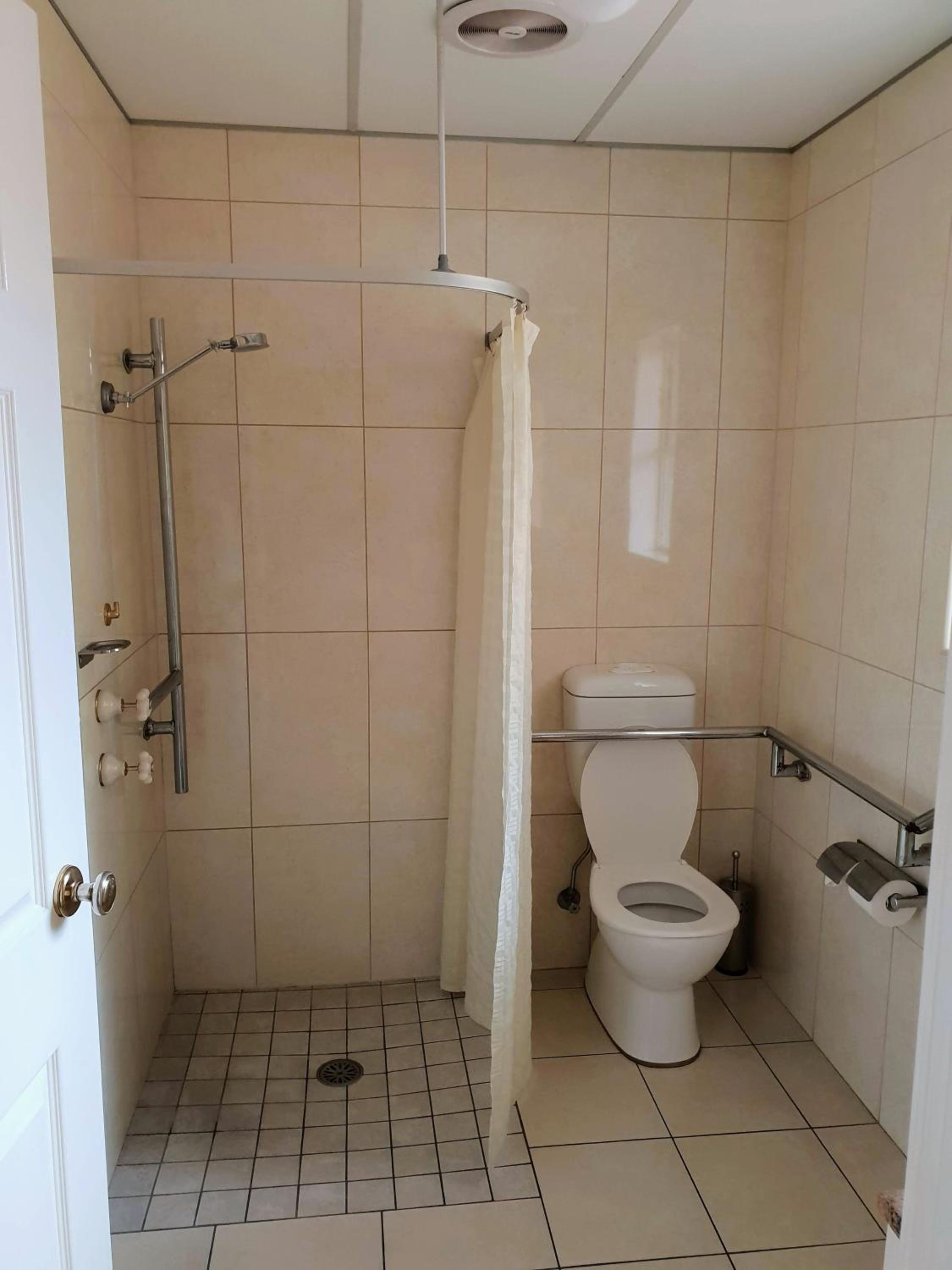 Queen Room - Partial Disability Access photo 2