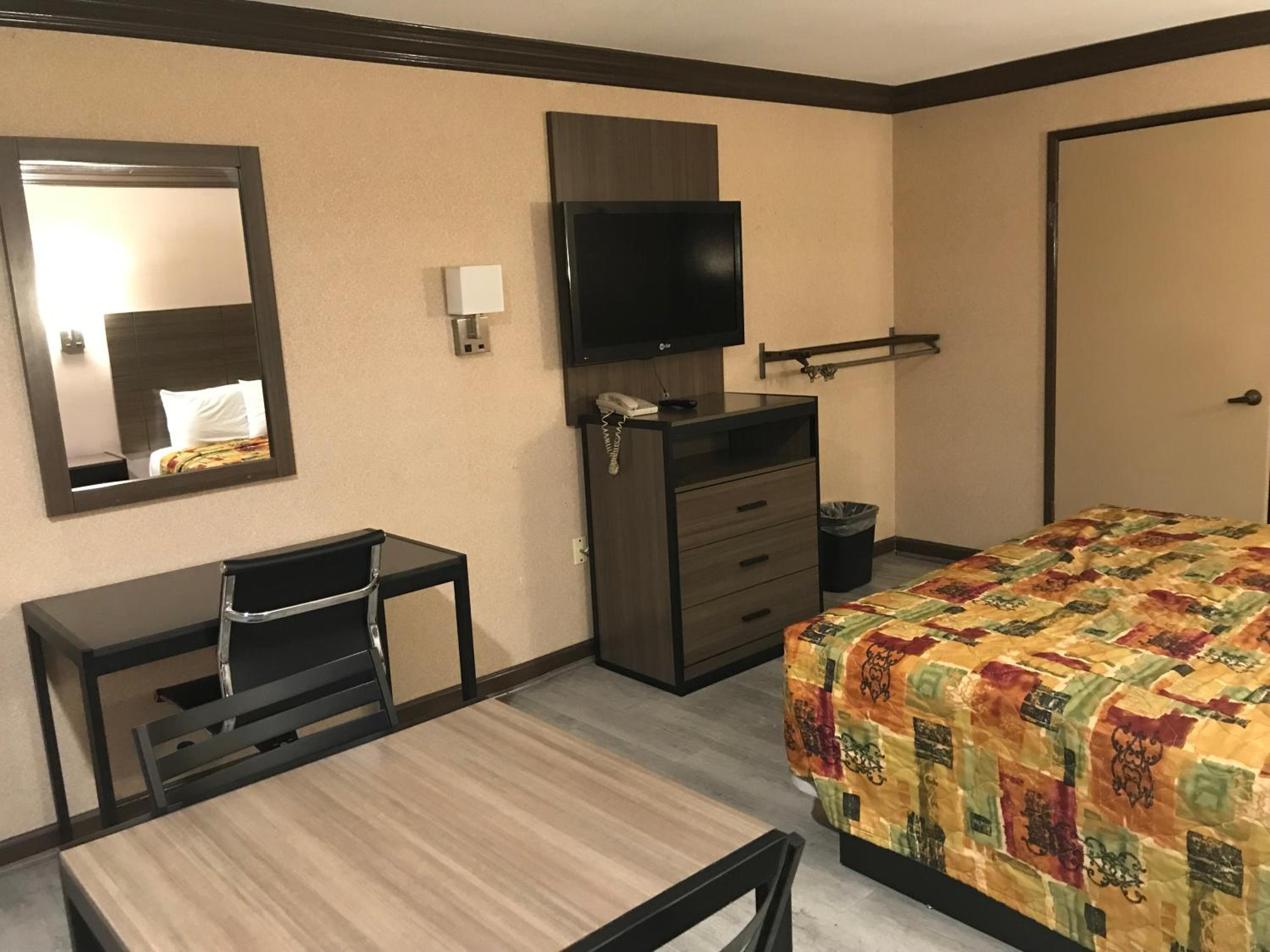 King Room with Roll-In Shower - Disability Access - Photo 1