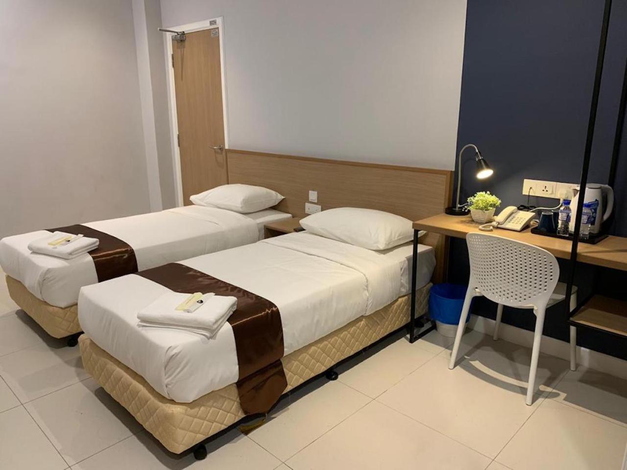 Standard Twin Room - Photo 1