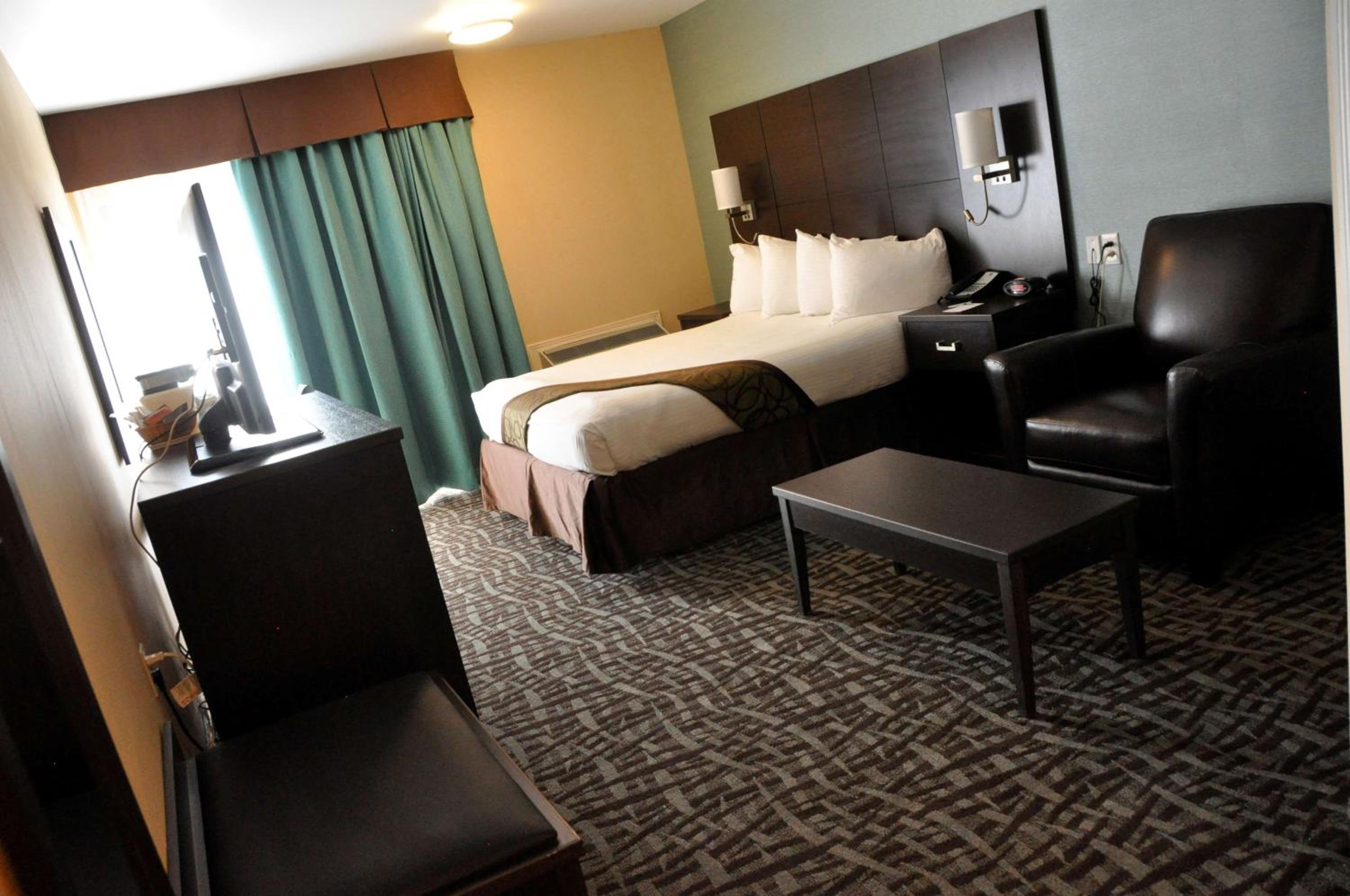 Queen Room with Roll-In Shower - Mobility Accessible/Non-Smoking photo 2